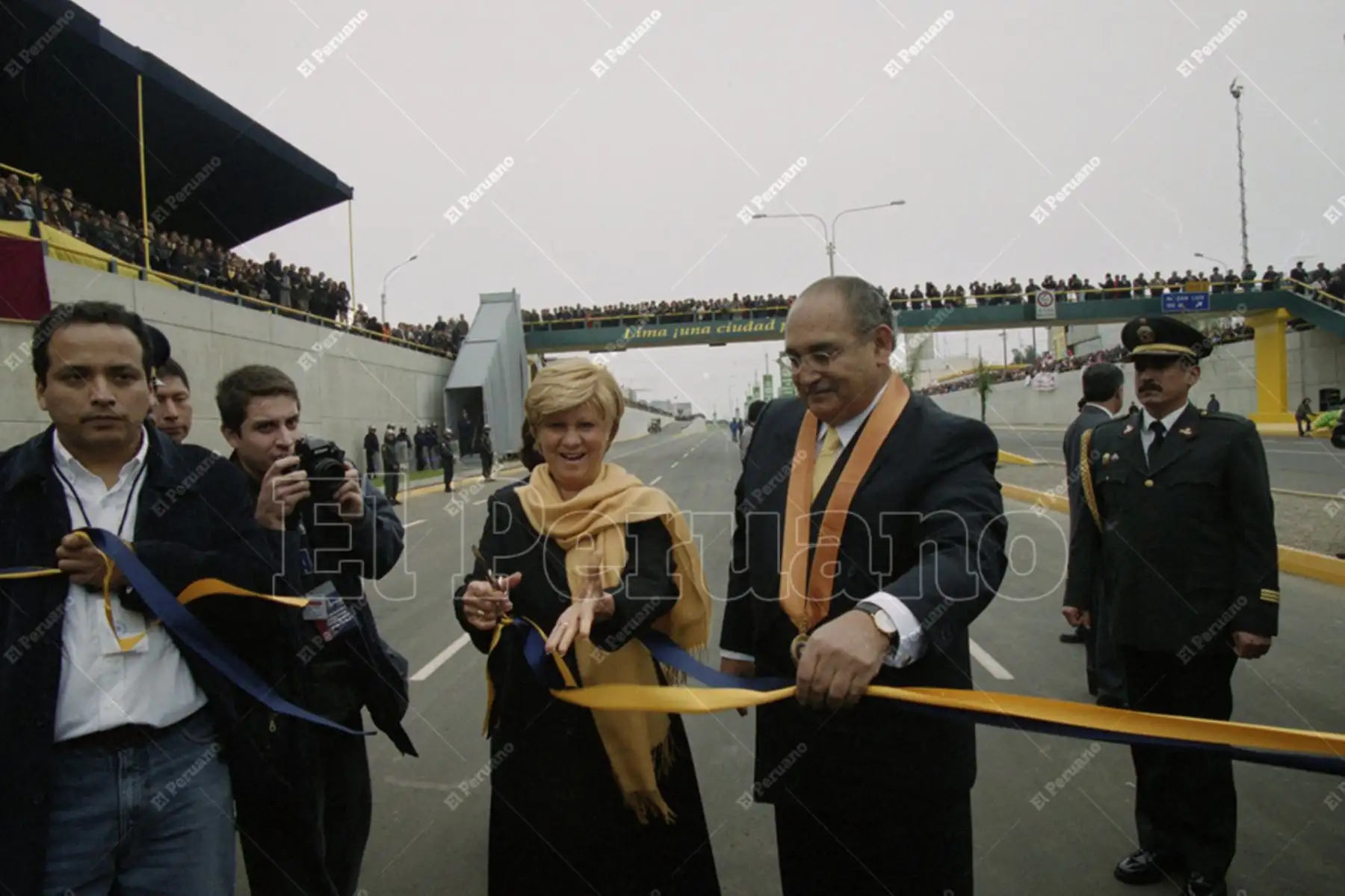 Lima - 11 agosto 2002 / El alcalde de Lima, Alberto Andrade, inauguró la Vía Expresa de Javier Prado, en compañía de su esposa Anita Botteri. Foto: Archivo Histórico de El Peruano / Jack Ramón