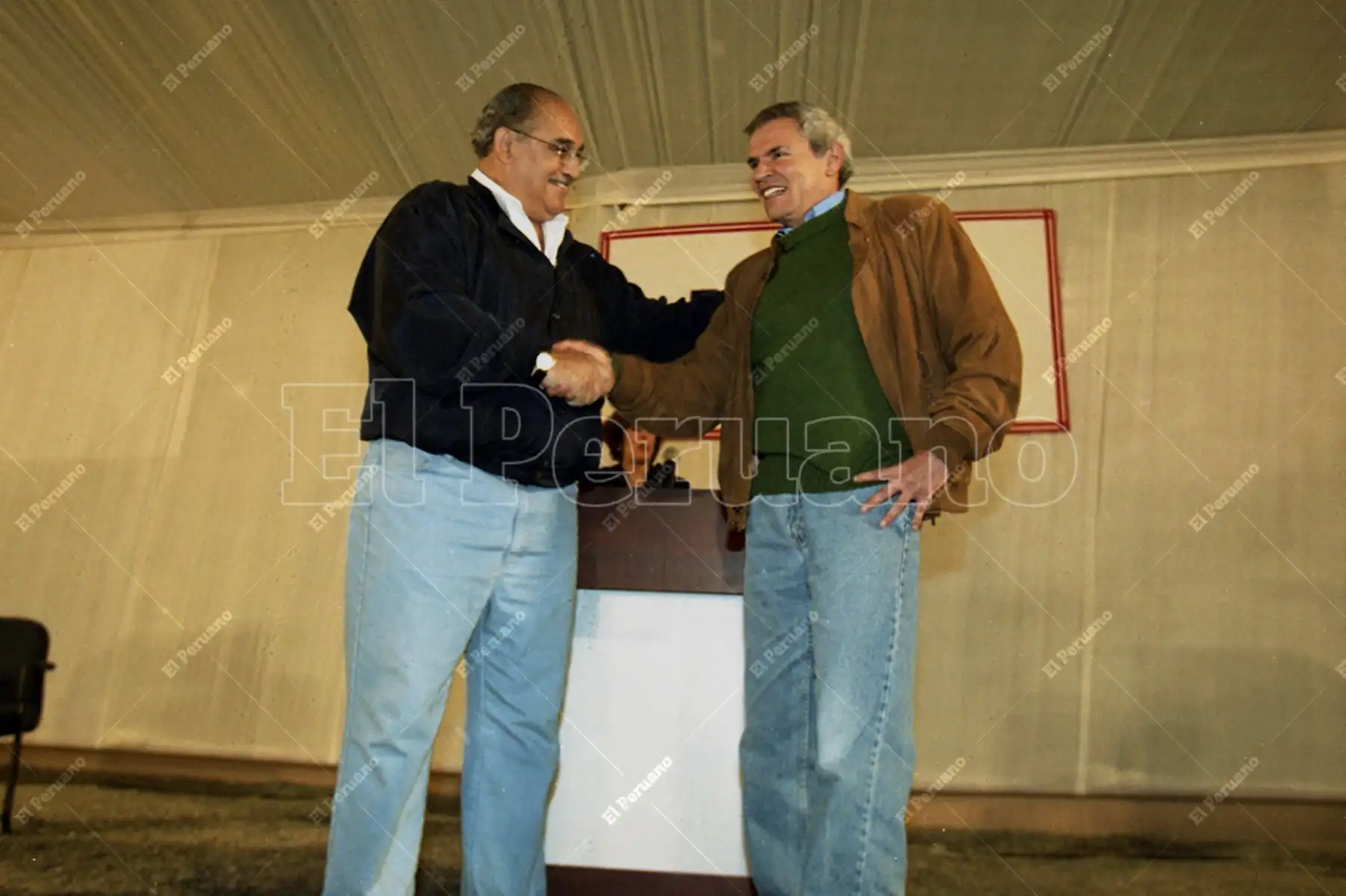 Lima - 10 noviembre 2002 /  Alberto Andrade Carmona y Luis Castañeda Lossio, candidatos a la alcaldía de Lima, se saludan luego del debate electoral en Huaycán. Foto: Archivo Histórico de El Peruano / Jack Ramón