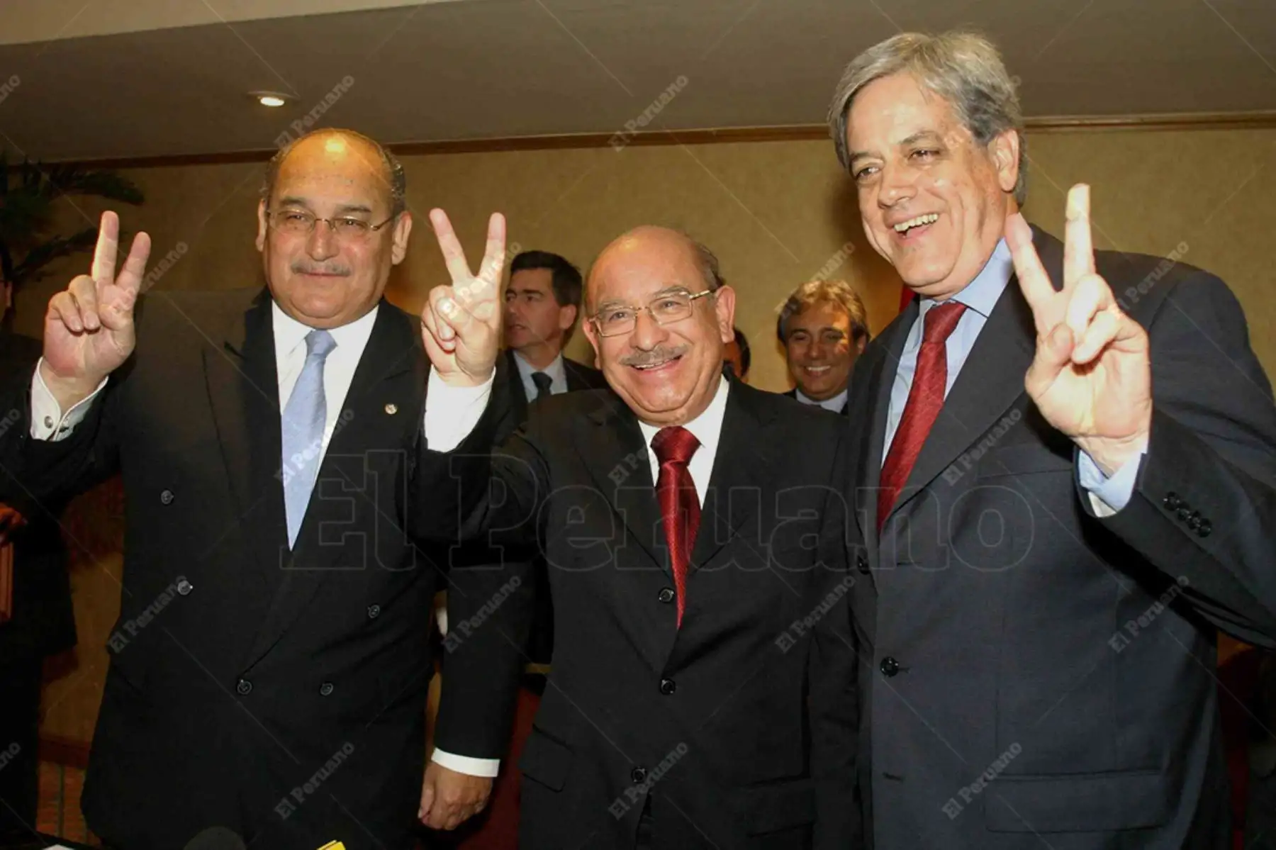 Lima - 14 noviembre 2005 / Alberto Andrade, de Somos Perú; Valentín Paniagua, de Acción Popular; y Drago Kisic, de la Coordinadora de Independientes, anunciaron la conformación  del Frente de Centro y la candidatura de Paniagua a la presidencia de la república. Foto: Diario Oficial  El Peruano / Vidal Tarqui