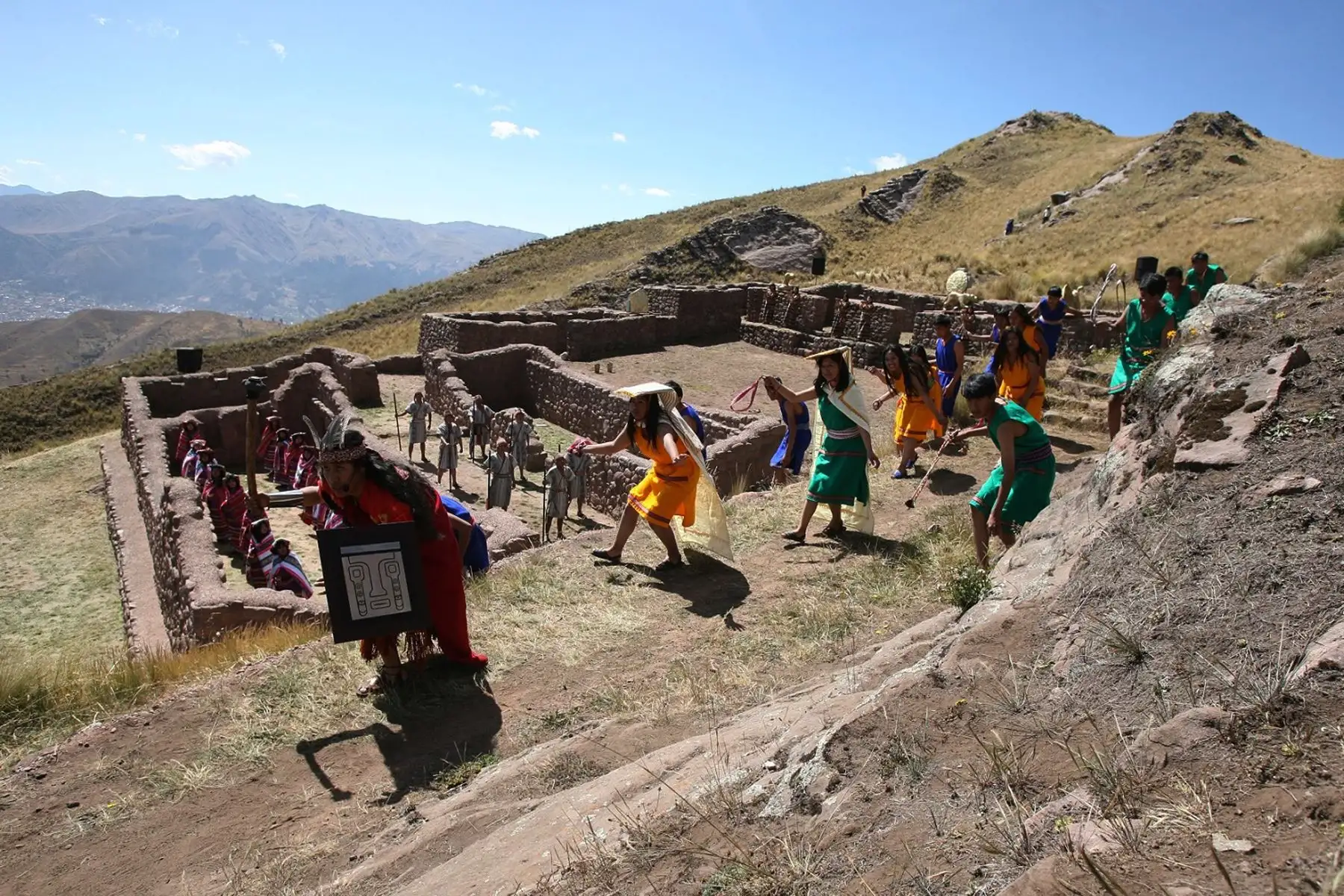 El actor David Ancca, de anteriores versiones del Inti Raymi, encabezó la puesta en escena como Mancco Qhapaq y revivió cómo Cusco fue instaurado por medio de las leyendas de Mancco Qhapaq y Mama Occllo y los Hermanos Ayar.
Foto: ANDINA/Percy Hurtado Santillán