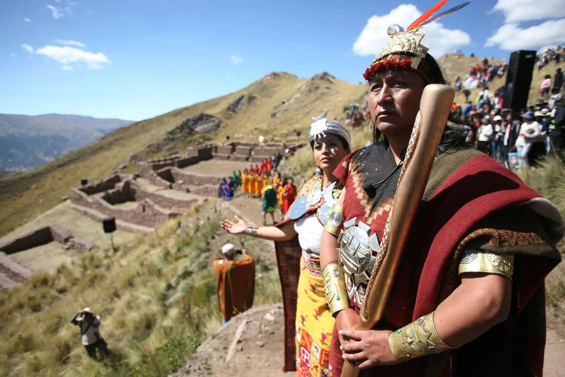 El actor David Ancca, de anteriores versiones del Inti Raymi, encabezó la puesta en escena como Mancco Qhapaq y revivió cómo Cusco fue instaurado por medio de las leyendas de Mancco Qhapaq y Mama Occllo y los Hermanos Ayar.
Foto: ANDINA/Percy Hurtado Santillán