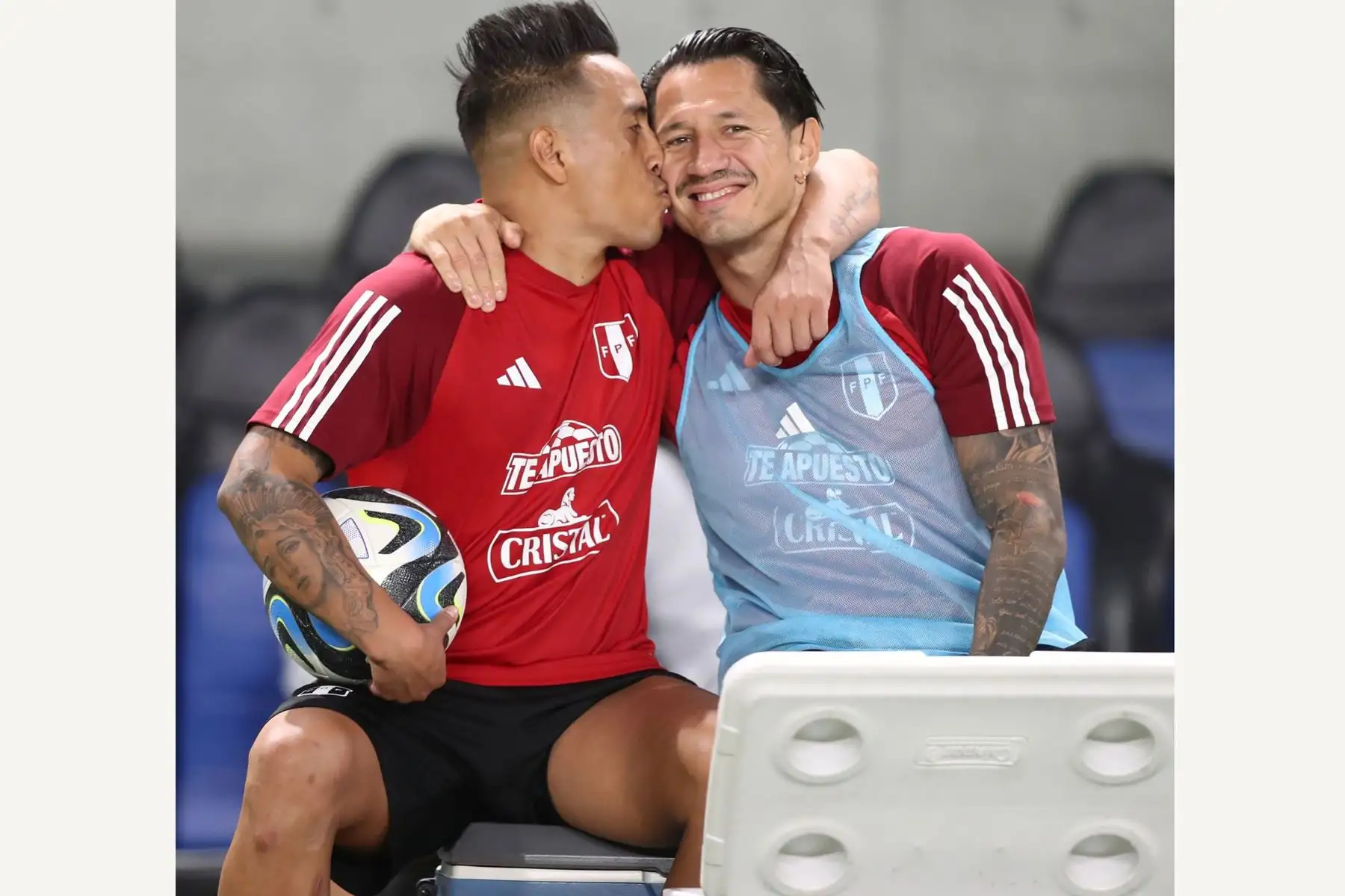 A un día del partido ante Japón, la selección peruana ya entrena este lunes en el campo de juego del Estadio Panasonic Suita. En la imagen, Cristian Cueva y Gianluca Lapadula.
Foto: FPF