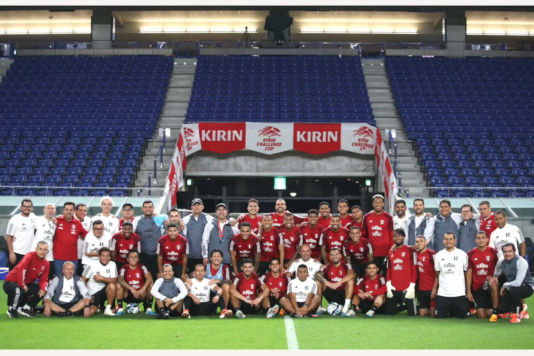A un día del partido ante Japón, la selección peruana ya entrena este lunes en el campo de juego del Estadio Panasonic Suita. 
Foto: FPF