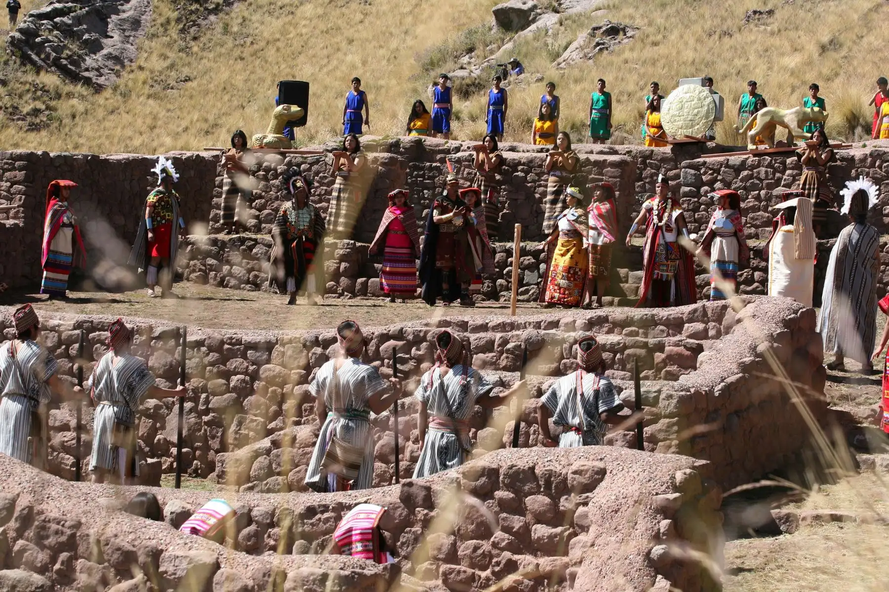 El actor David Ancca, de anteriores versiones del Inti Raymi, encabezó la puesta en escena como Mancco Qhapaq y revivió cómo Cusco fue instaurado por medio de las leyendas de Mancco Qhapaq y Mama Occllo y los Hermanos Ayar.
Foto: ANDINA/Percy Hurtado Santillán