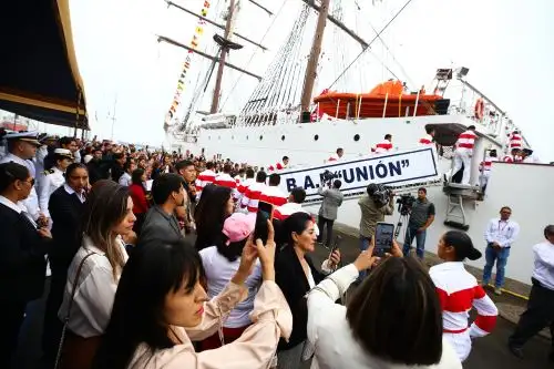 Desde antes de las 7 de la mañana, padres, hijos, abuelos, esposas y esposos de los 249 tripulantes de la nave se hicieron presentes en la Base Naval del Callao para despedirlos. Foto: ANDINA/Difusión