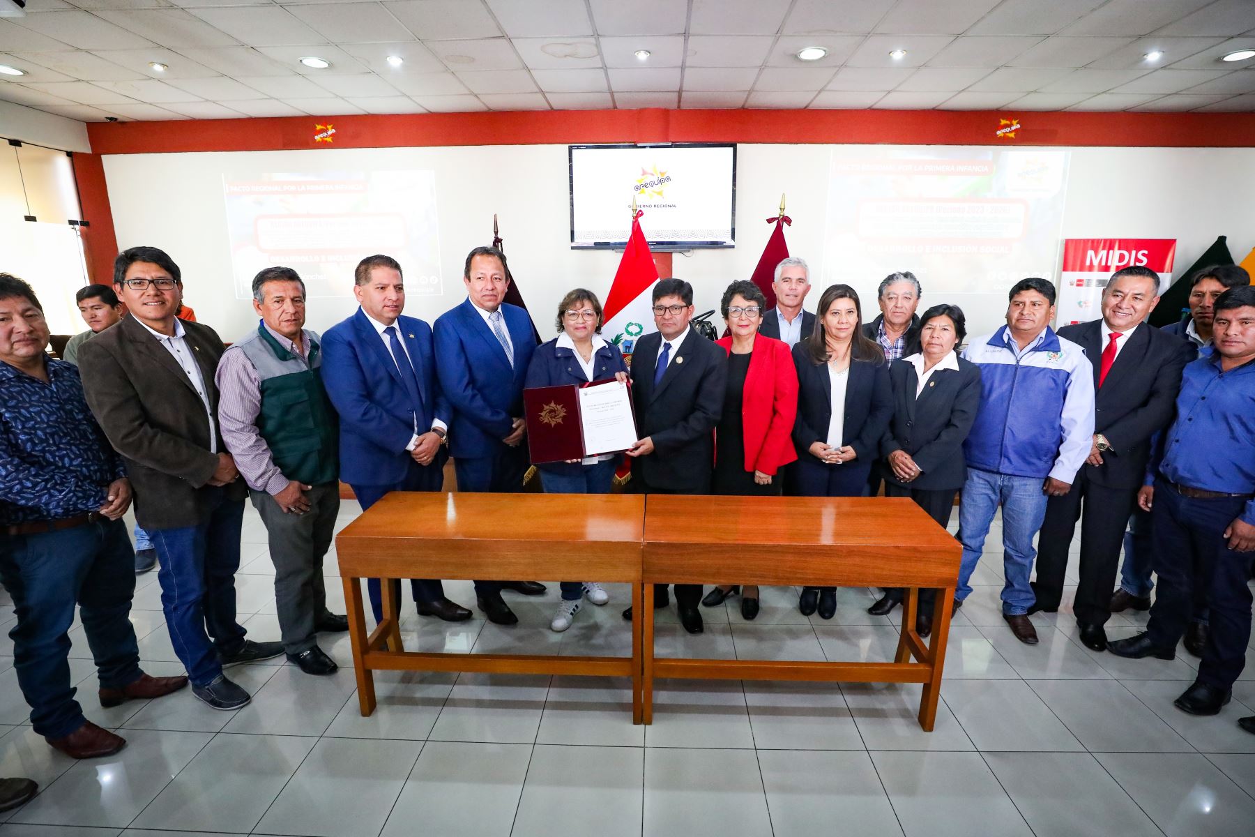 El Midis impulsó en Arequipa la firma del pacto por la infancia entre la región y los gobiernos locales. Foto: MIDIS/Difusión.