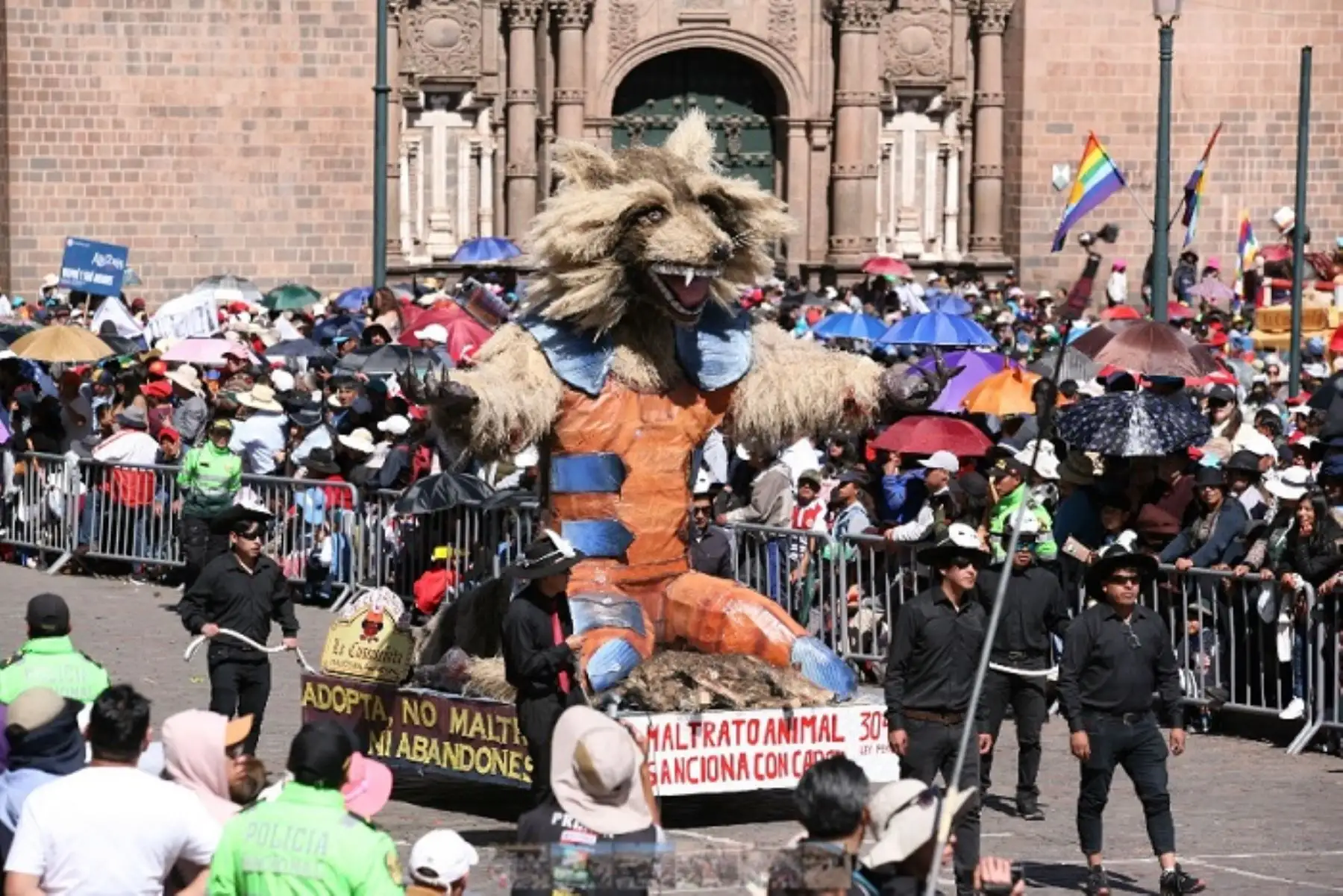 Alegorías de carácter cultural, medioambiental, académico, coyuntural, de sensibilización al cuidado de los animales y contra la corrupción, desfilaron en medio de danzas y parodias que instaron a la sociedad a reflexionar sobre la actualidad y el futuro que nos espera. Foto: Percy Hurtado Santillán.