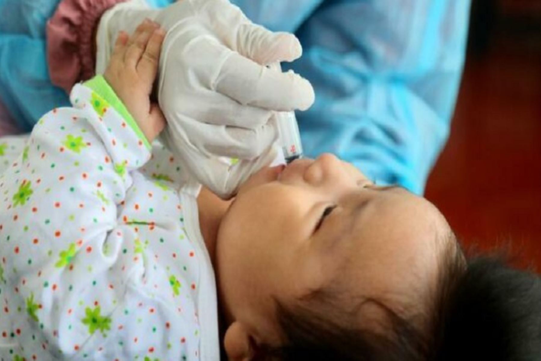 Para fin de año, la meta es vacunar a más de 2 millones 500 mil menores de 5 años contra ambas enfermedades.