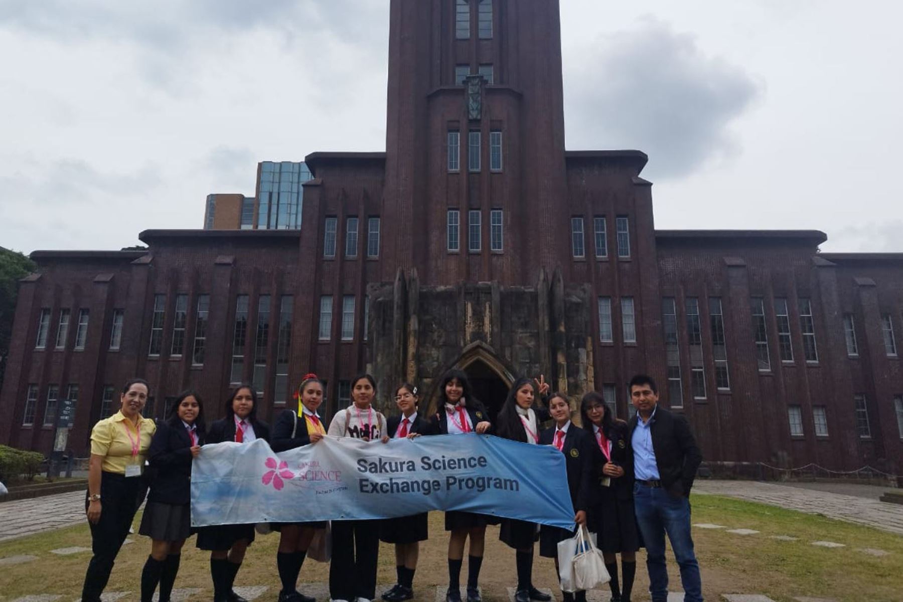 Las estudiantes becadas por el programa Sakura compartieron experiencias con escolares de otros países.
