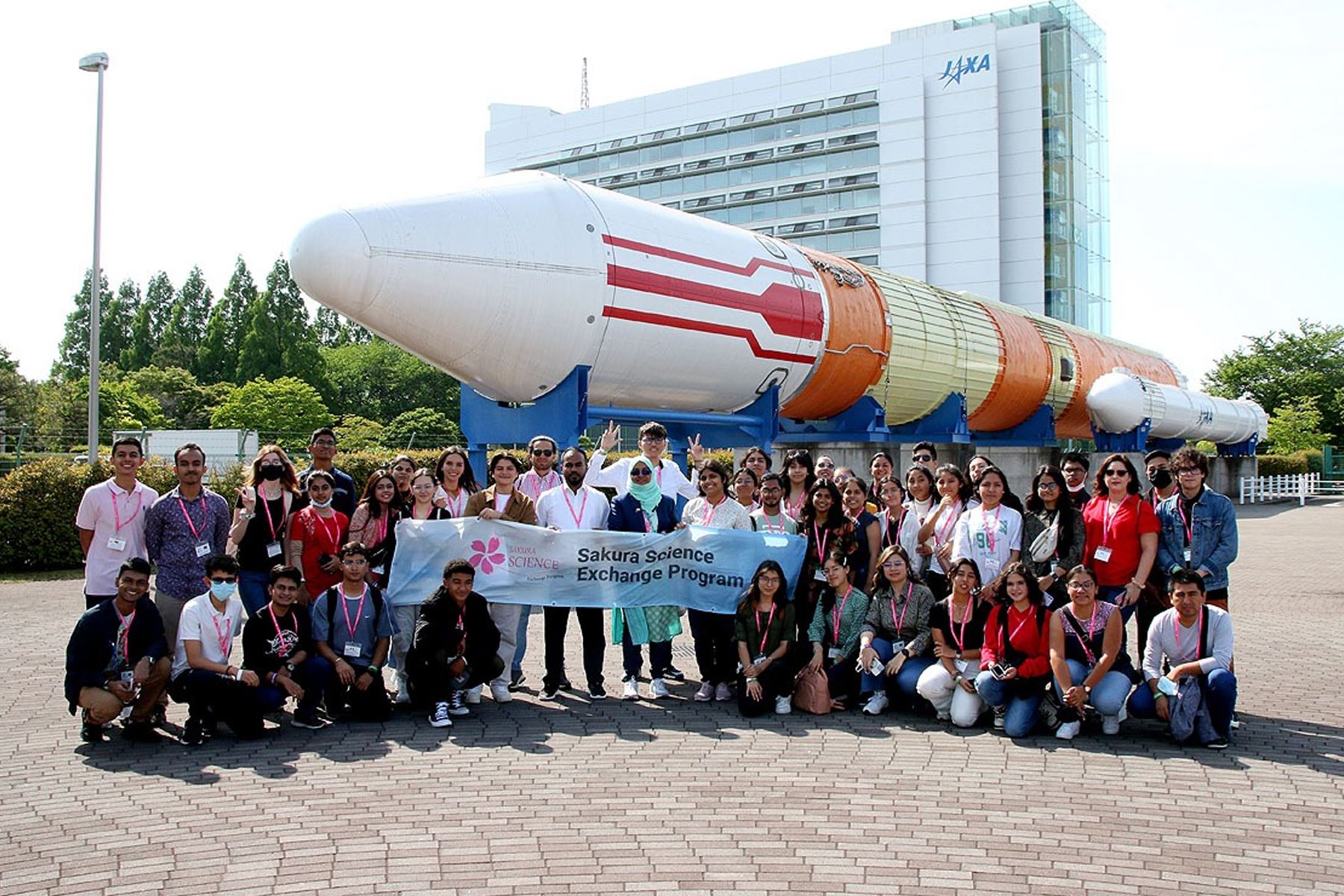 Las estudiantes becadas por el programa Sakura compartieron experiencias con escolares de otros países.