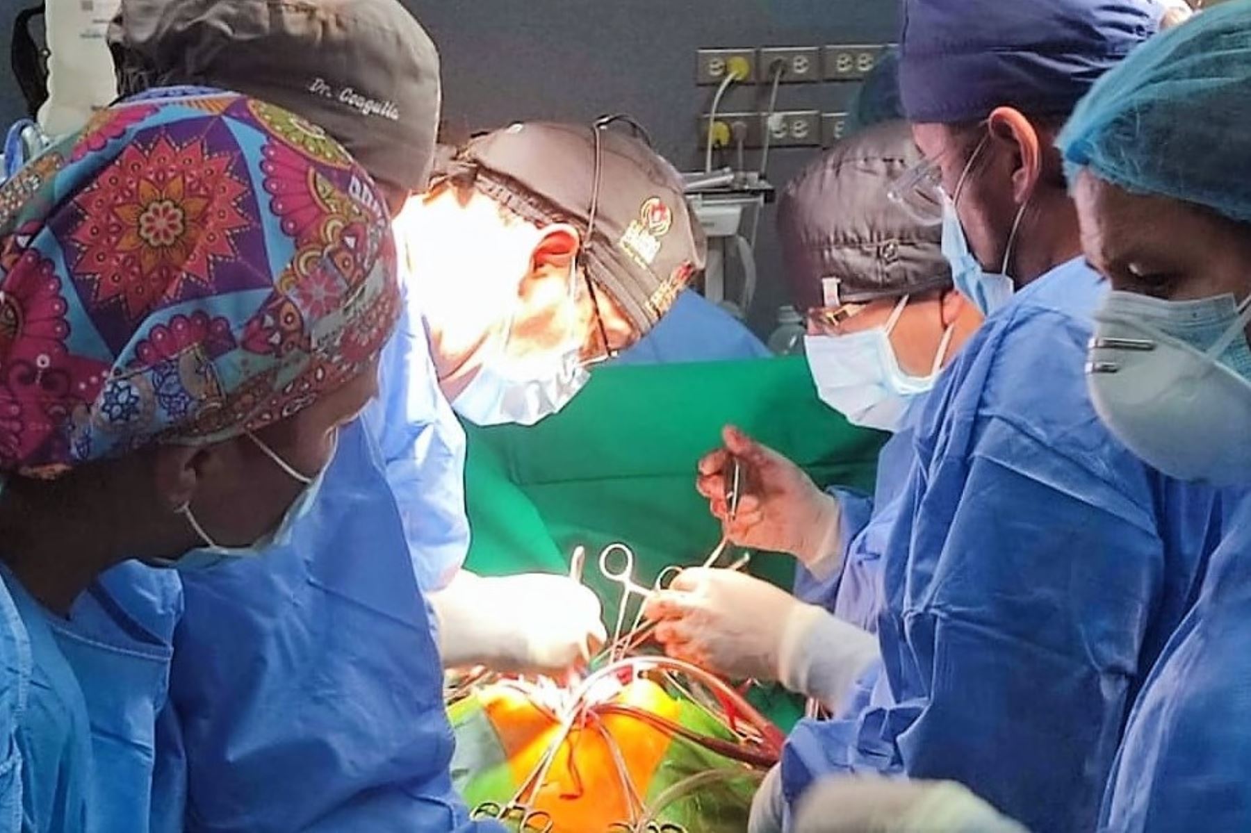 Personal especializado del hospital Antonio Lorena del Cusco participa en campaña de desembalse quirúrgico. Foto: MINSA/Difusión.