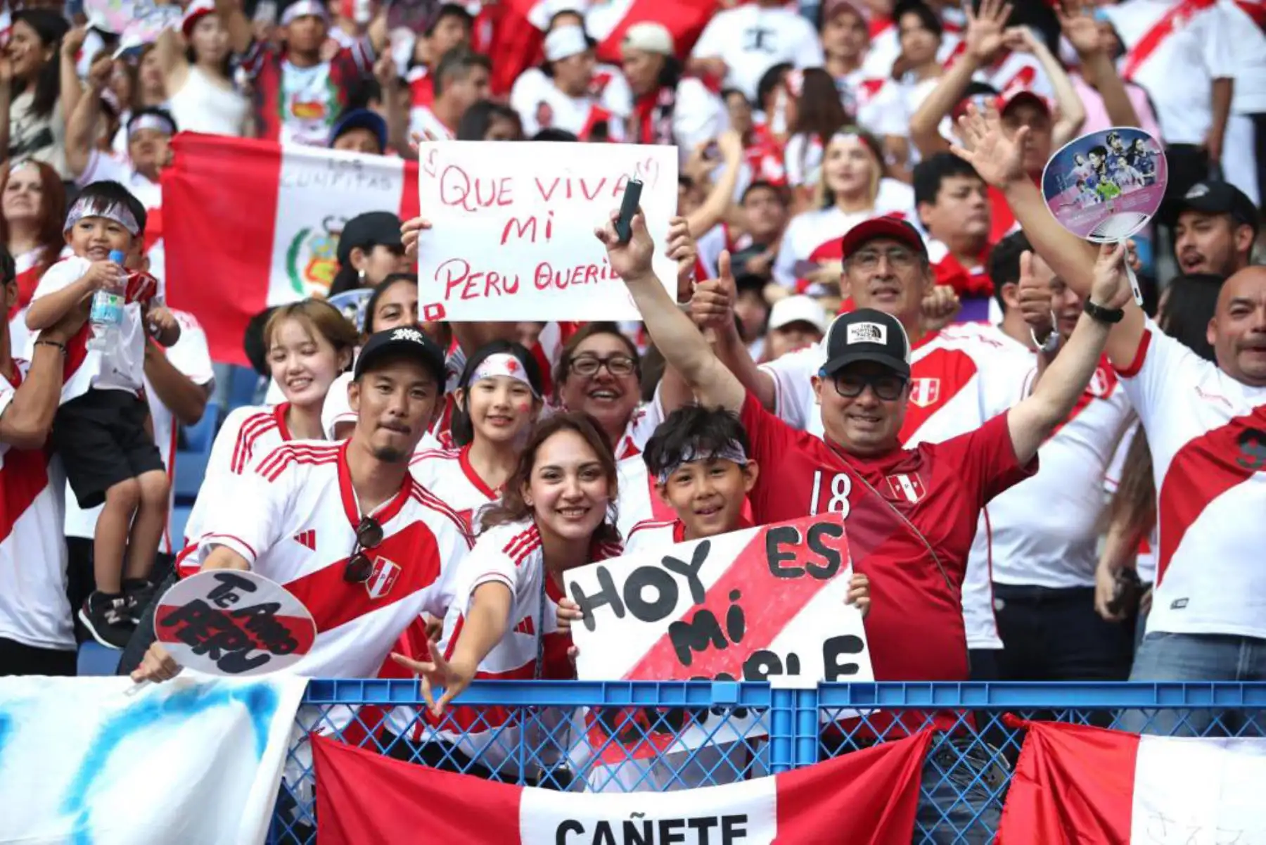 Hinchas peruanos alientan a la selección peruana en el Panasonic Staddium Suita . Foto: ANDINA/ FPF
