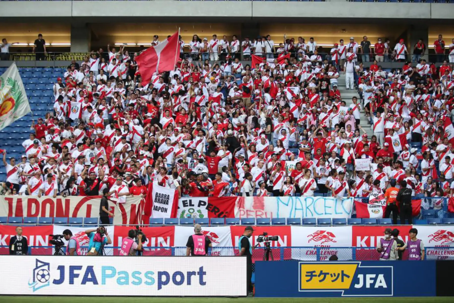Hinchas peruanos alientan a la selección peruana en el Panasonic Staddium Suita . Foto: ANDINA/ FPF
