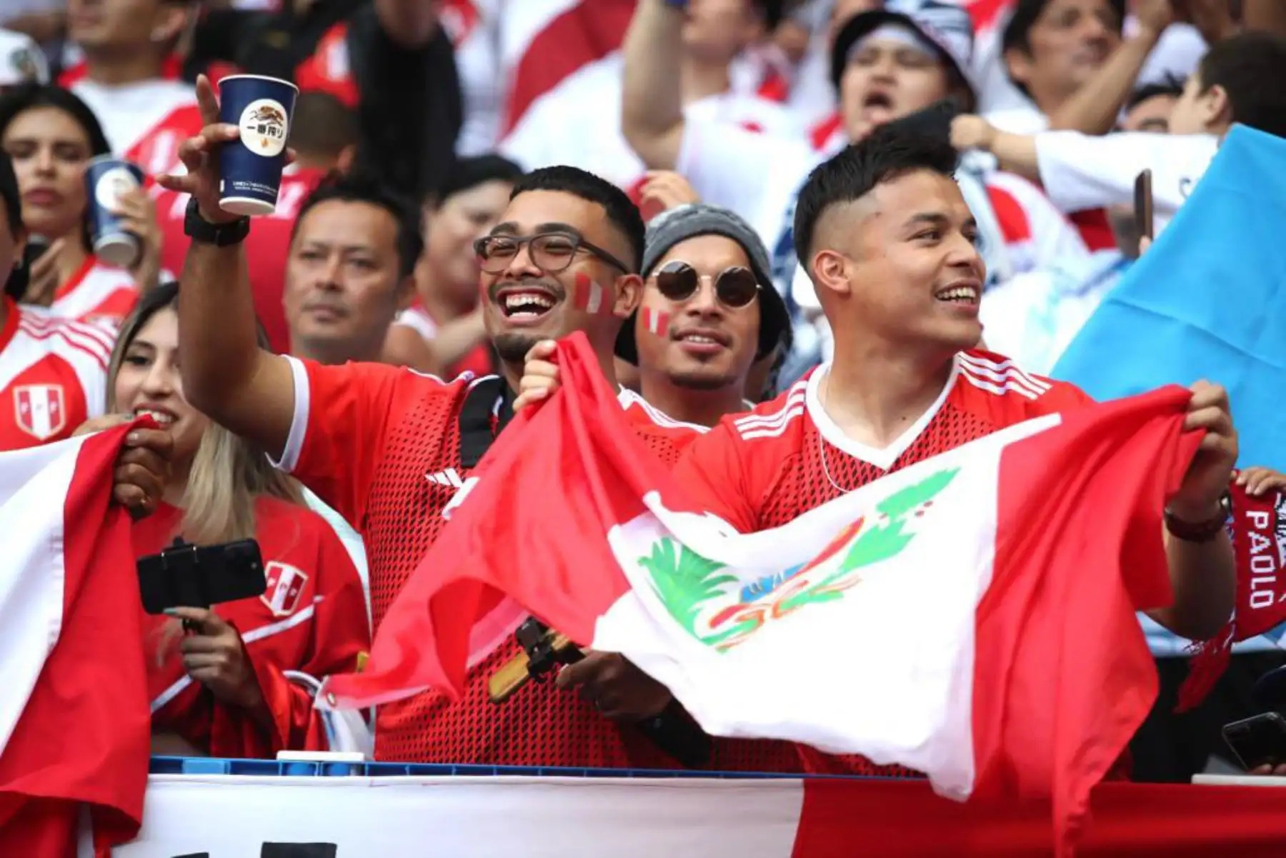 Hinchas peruanos alientan a la selección peruana en el Panasonic Staddium Suita . Foto: ANDINA/ FPF