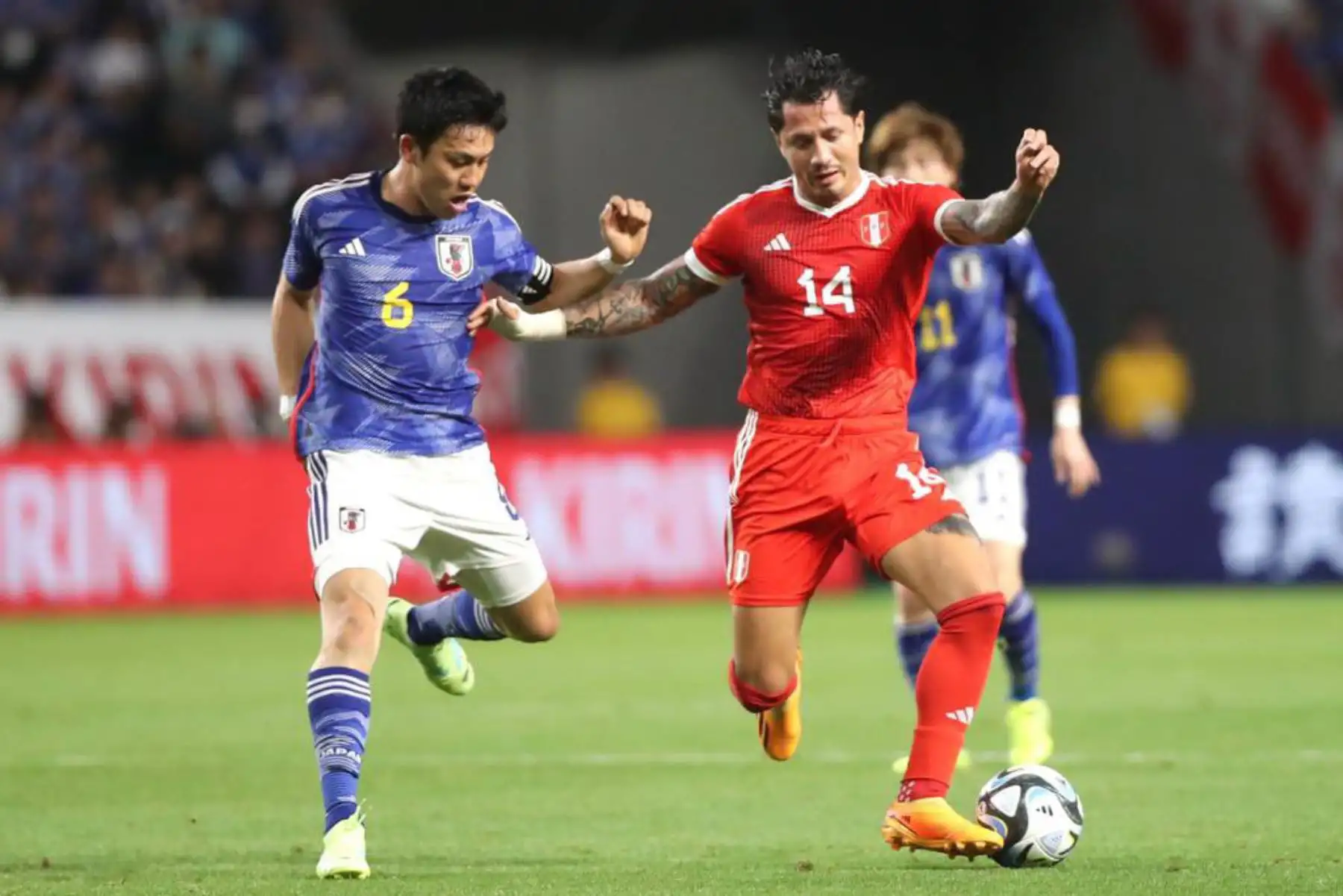 Gianluca Lapadula de la selección peruana disputa la pelota con un futbolista de selección de Japón en el Panasonic Staddium Suita. Foto: ANDINA/ FPF