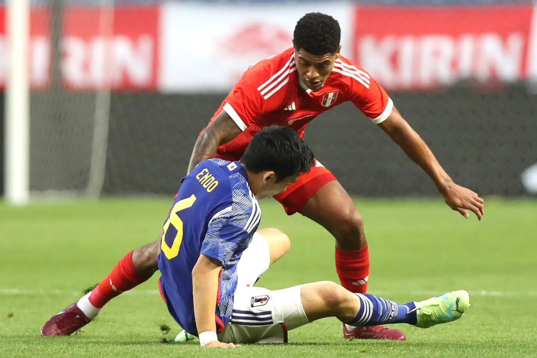 Anderson Santamaría de la selección peruana disputa la pelota con un futbolista de selección de Japón en el Panasonic Staddium Suita. Foto: ANDINA/ FPF