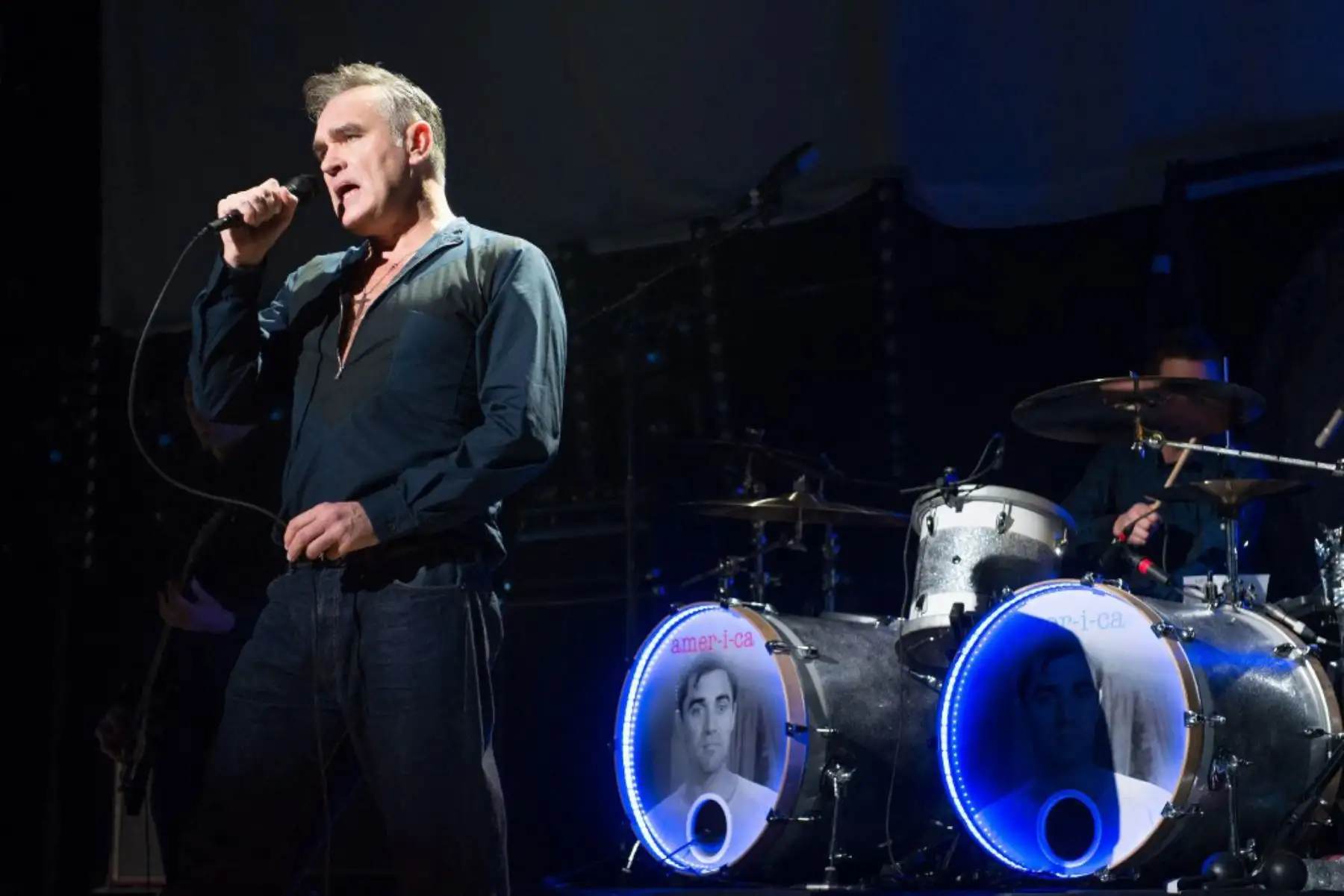 El cantante británico Morrissey se presenta durante un concierto en el Auditorio Nacional de la Ciudad de México, el 22 de noviembre de 2018. Foto: AFP