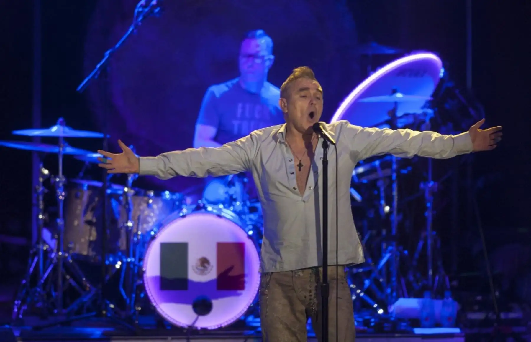 El cantante británico Morrissey se presenta durante su concierto en la arena Citibanamex en Monterrey Nuevo León el 29 de marzo de 2017. Foto: AFP
