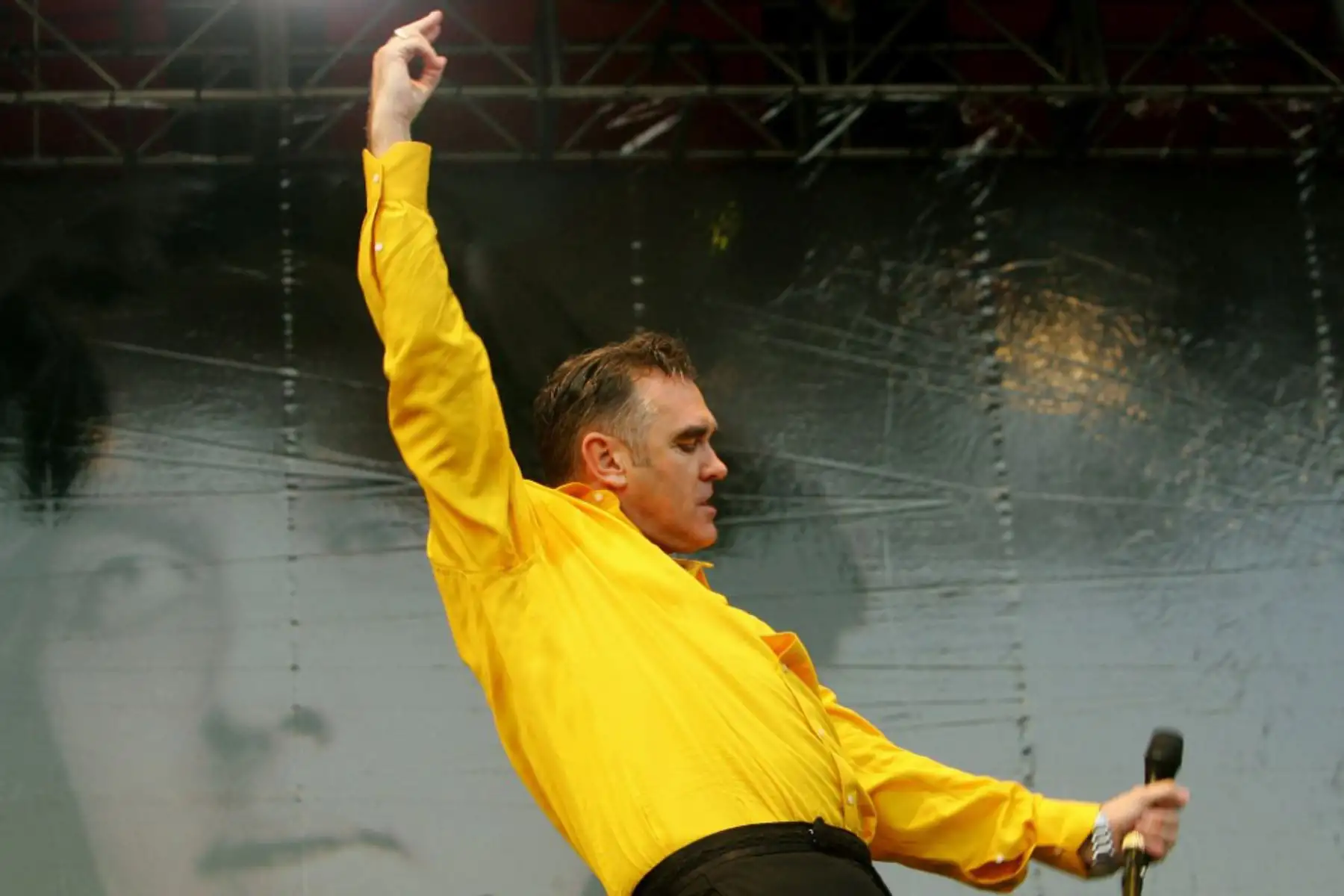 El cantante británico Steven Patrick Morrissey actúa durante un Festival Internacional de Benicassim (FIB) el 22 de julio de 2006. Foto: AFP
