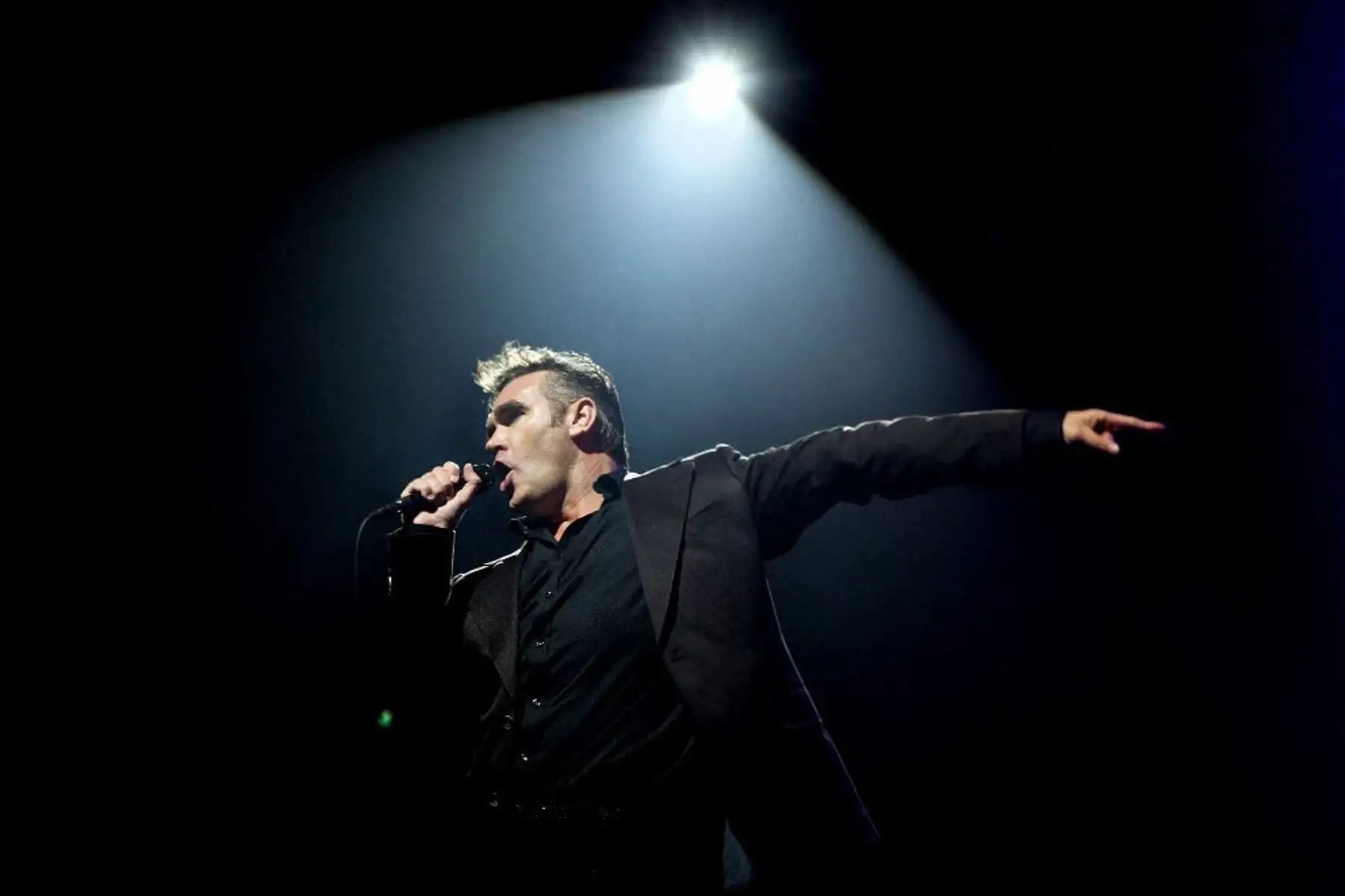 El cantante británico Morrissey actúa en el escenario Arena durante el Festival de Roskilde, a fines del 3 de julio de 2004. Foto: AFP