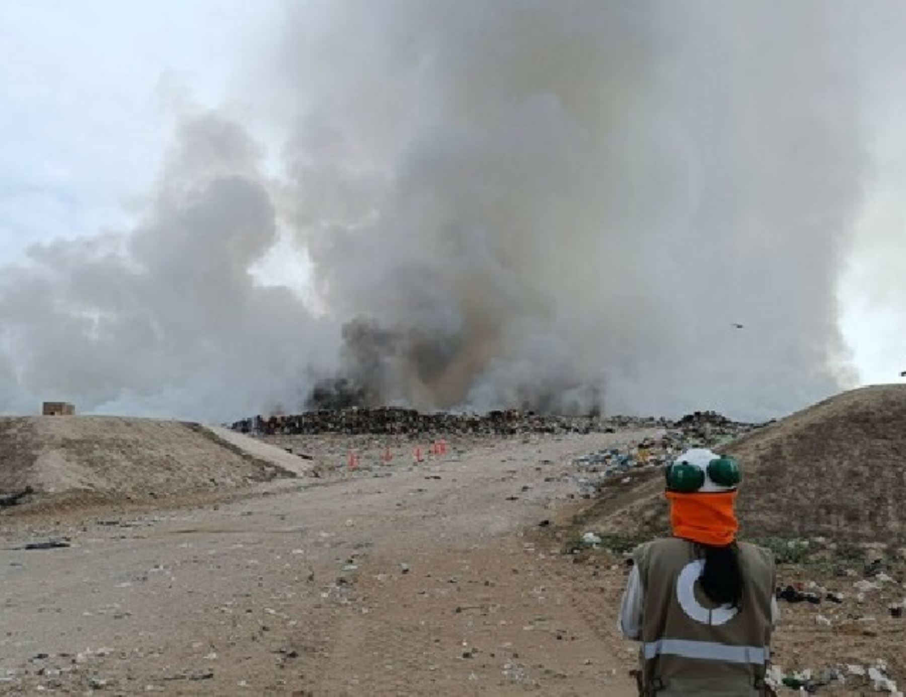 OEFA supervisa incendio que afecta infraestructura de disposición de residuos sólidos de Chiclayo, ubicado en el distrito de Reque, en Lambayeque. Foto: ANDINA/difusión.