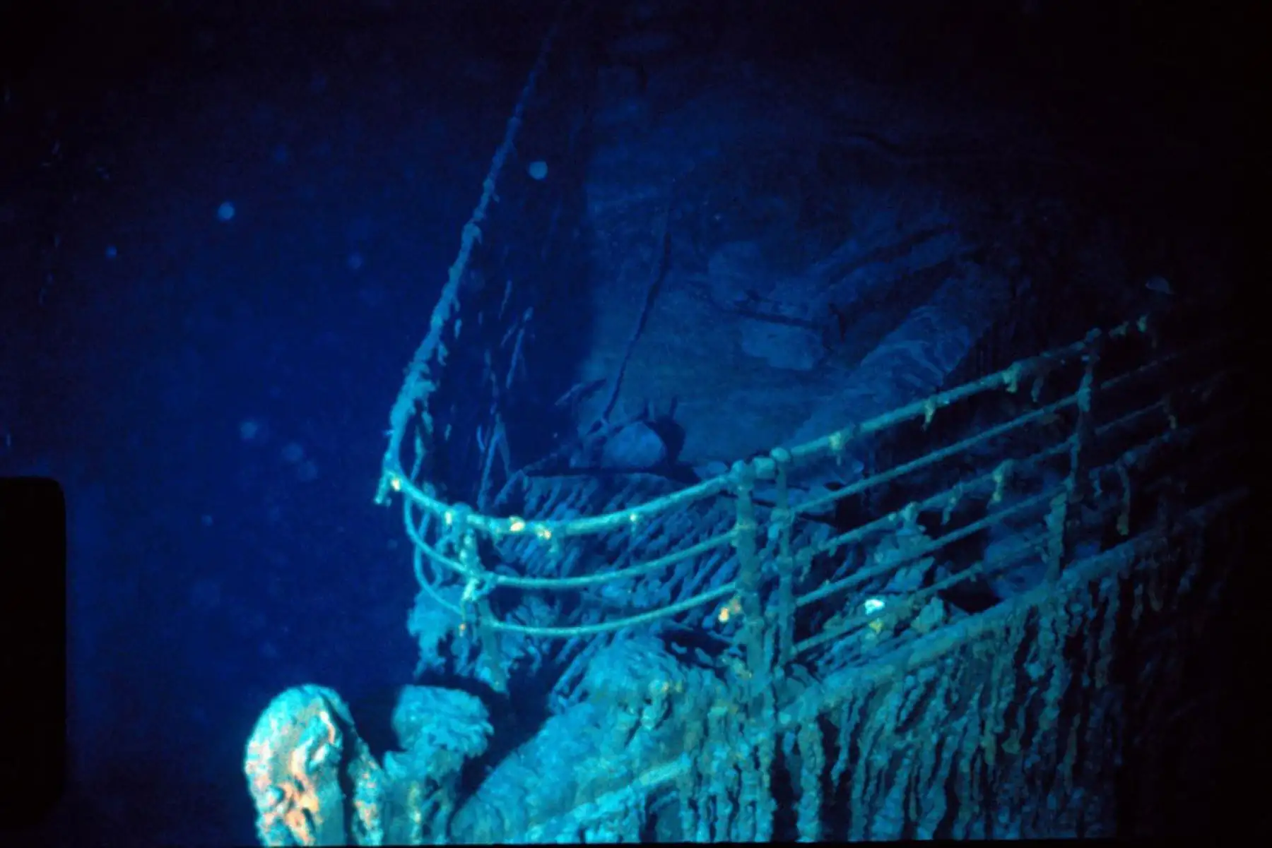 Imagen tomada durante la inmersión histórica de 1986, cortesía de WHOI y publicada el 15 de febrero de 2023, muestra la proa del Titanic. Una embarcación sumergible utilizada para llevar a los turistas a ver los restos del Titanic en el Atlántico Norte desapareció, lo que desencadenó una operación de búsqueda y rescate, dijo la Guardia Costera de EE. UU. el 19 de junio de 2023. Foto: AFP