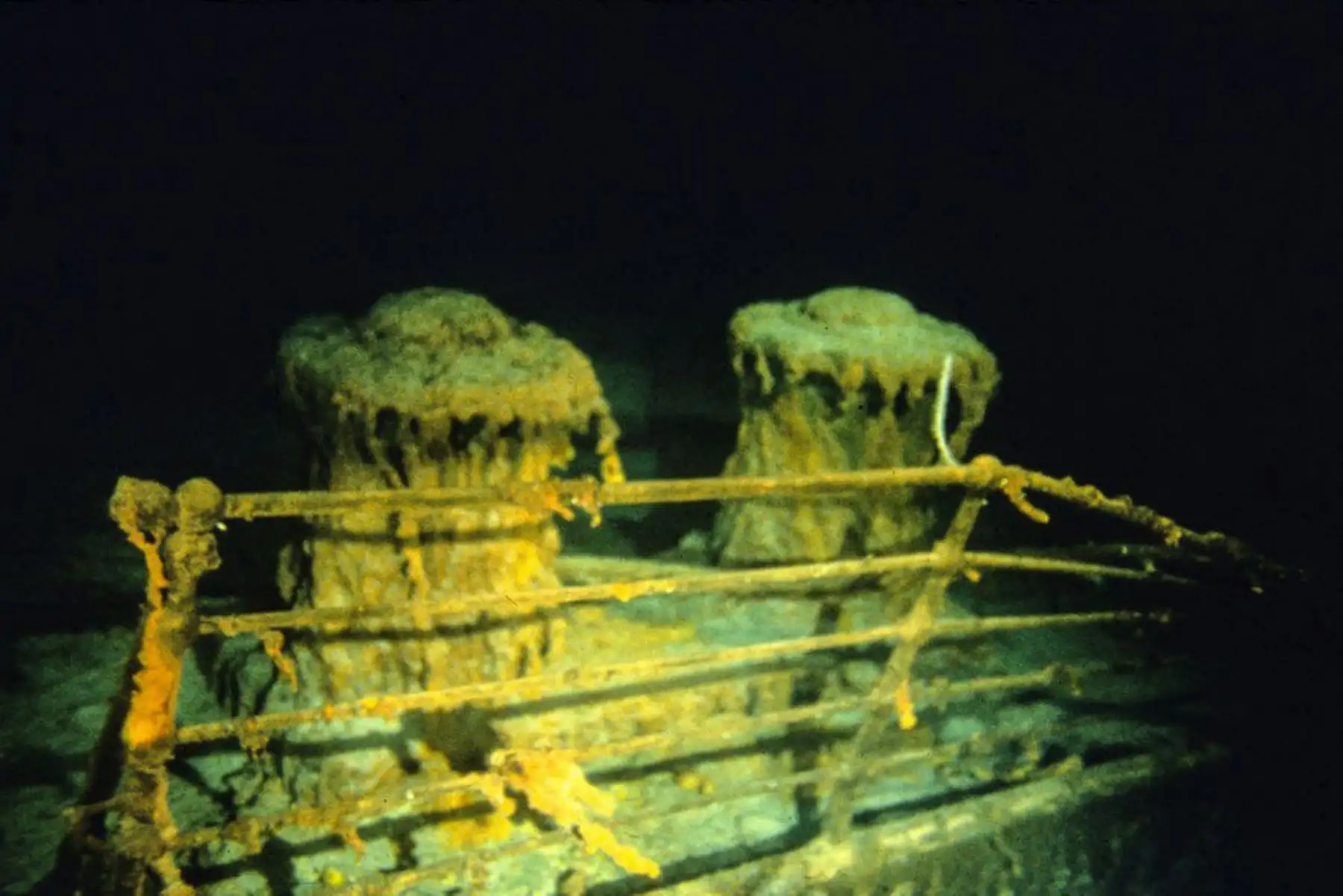 Imagen tomada durante la inmersión histórica de 1986, cortesía de WHOI y publicada el 15 de febrero de 2023, muestra la cubierta del Titanic. Una embarcación sumergible utilizada para llevar a los turistas a ver los restos del Titanic en el Atlántico Norte desapareció, lo que desencadenó una operación de búsqueda y rescate, dijo la Guardia Costera de EE. UU. el 19 de junio de 2023. Foto: AFP