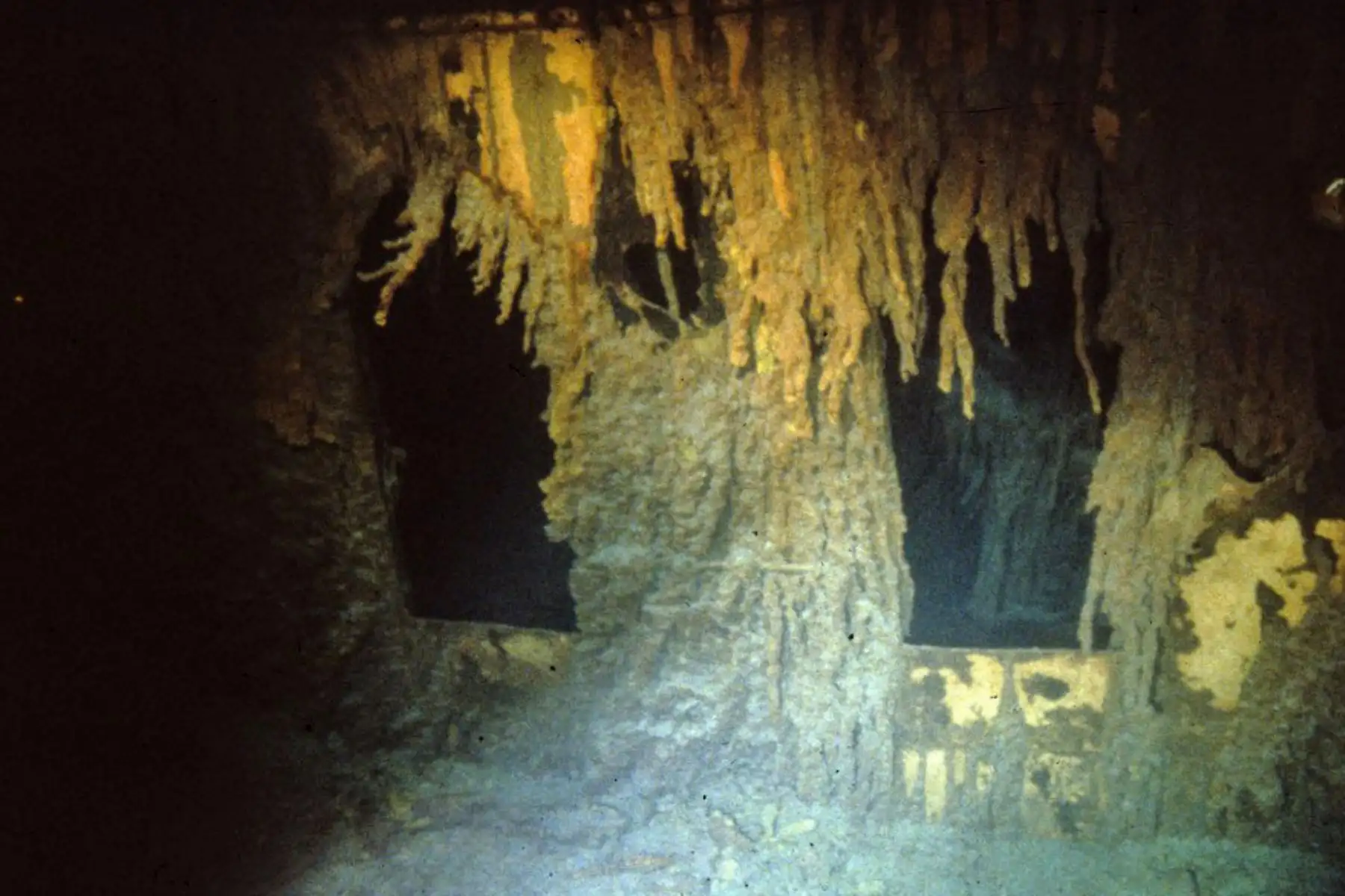 Imagen tomada durante la inmersión histórica de 1986, cortesía de WHOI y publicada el 15 de febrero de 2023, muestra la cubierta del Titanic. Una embarcación sumergible utilizada para llevar a los turistas a ver los restos del Titanic en el Atlántico Norte desapareció, lo que desencadenó una operación de búsqueda y rescate, dijo la Guardia Costera de EE. UU. el 19 de junio de 2023. Foto: AFP