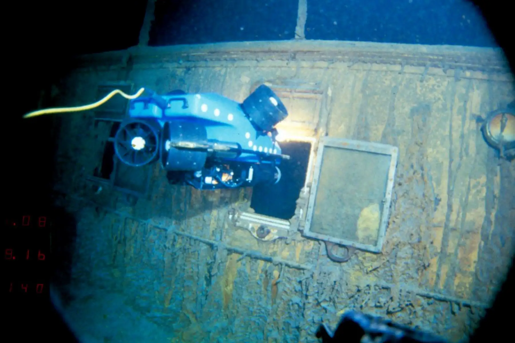 Esta imagen tomada durante la inmersión histórica de 1986, y publicada el 15 de febrero de 2023, muestra al ROV (Vehículo operado remotamente) Jason Jr. en la cubierta del Titanic. Foto: AFP