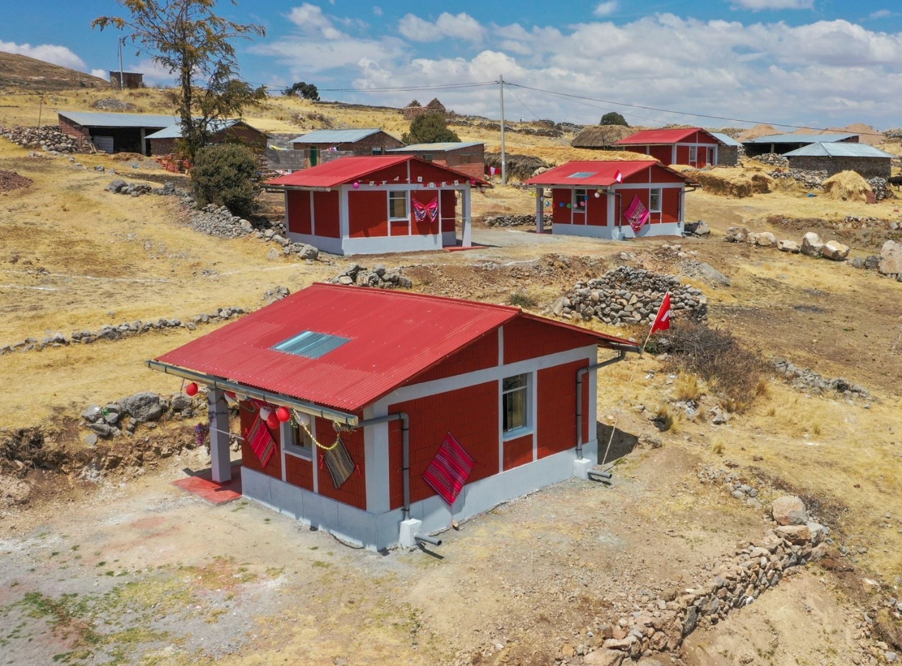 Más de 1,000 pobladores de tres provincias de Puno se beneficiarán con la entrega de 288 viviendas bioclimáticas Sumaq Wasi, ideales para enfrentar las bajas temperaturas.