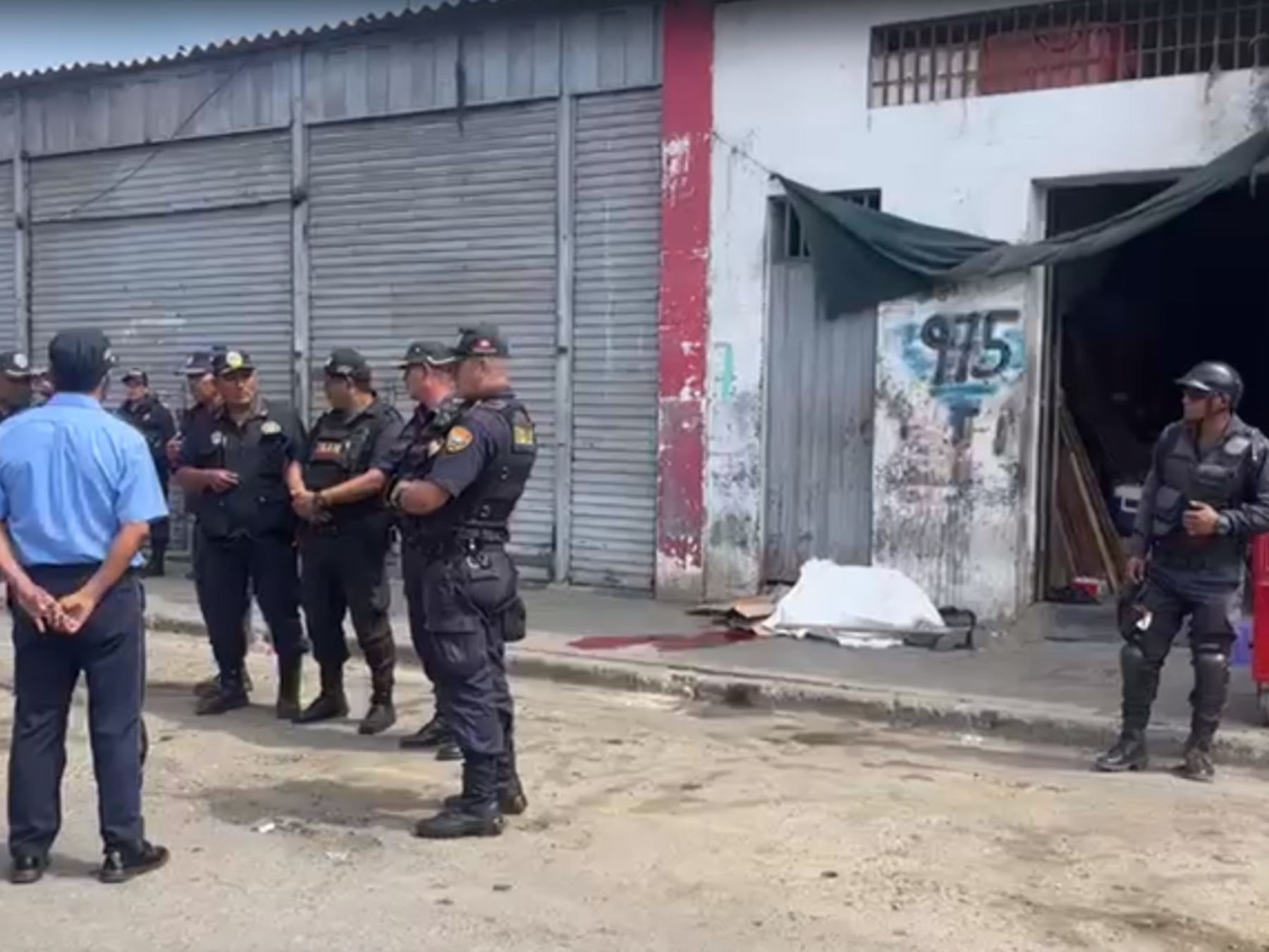 La explosión de un extintor provocó la muerte de un transeúnte en la ciudad de Trujillo. Foto: captura TV.