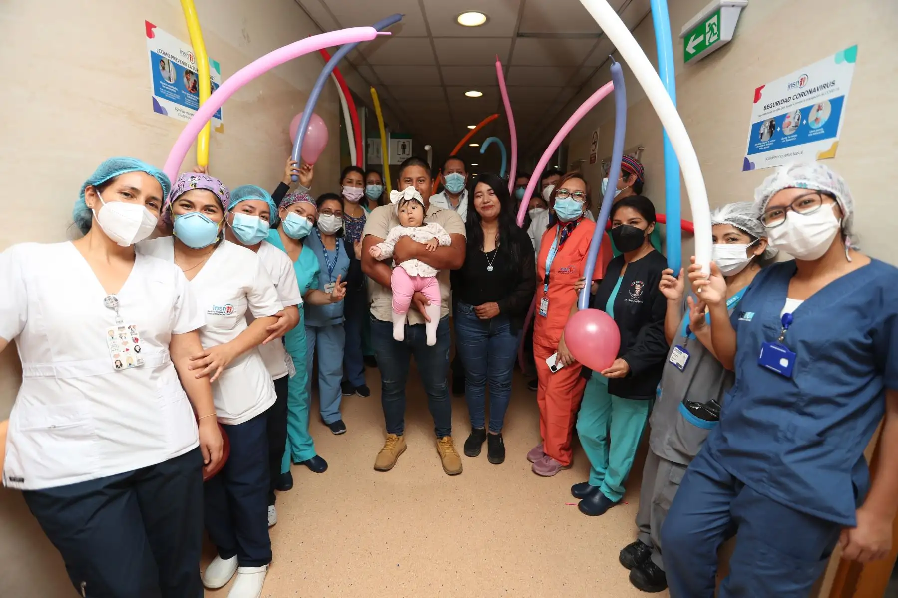 Pasiona Inés Lucas de la O es originaria de Huánuco, y en el año 2014, siendo menor de edad, fue hospitalizada y operada en el INSN San Borja tras sufrir quemaduras en el 80% de su cuerpo. Ahora a sus 24 años, ya recuperada de sus heridas, Se encuentra mucho más optimista, junto a su esposo y a su pequeña hija de 5 meses de edad. Foto: ANDINA/Daniel Bracamonte