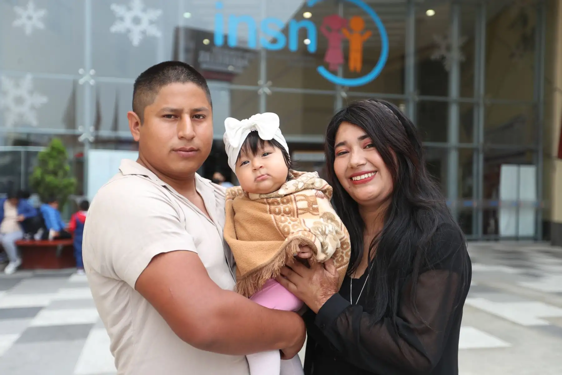 Pasiona Inés Lucas de la O es originaria de Huánuco, y en el año 2014, siendo menor de edad, fue hospitalizada y operada en el INSN San Borja tras sufrir quemaduras en el 80% de su cuerpo. Ahora a sus 24 años, ya recuperada de sus heridas, Se encuentra mucho más optimista, junto a su esposo y a su pequeña hija de 5 meses de edad. Foto: ANDINA/Daniel Bracamonte