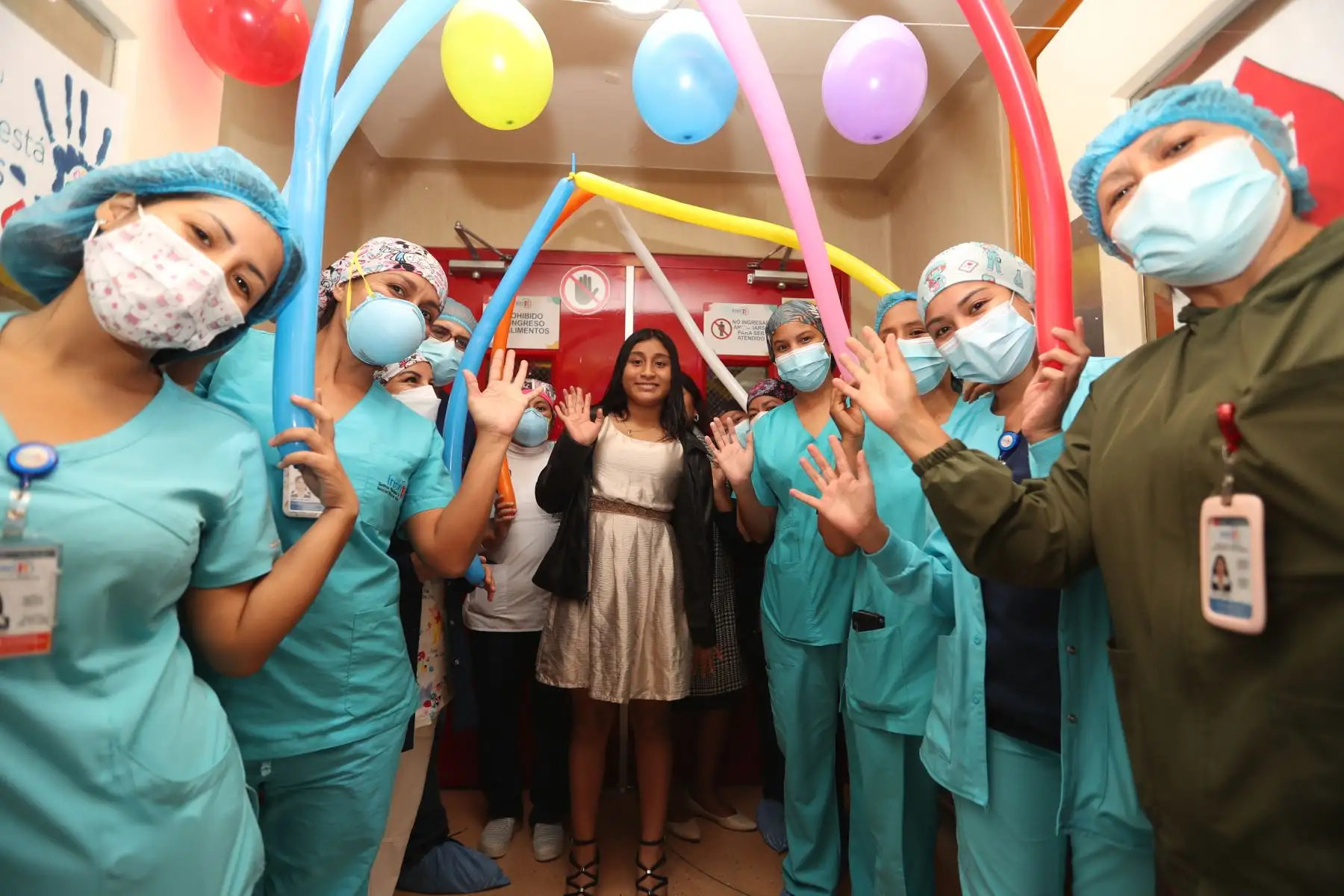 Camila Lisbeth Ancajima Damian es originaria de Chiclayo, y en el año 2016 fue sometida a una operación de trasplante de médula ósea en el INSN San Borja, cuya donante fue su propia madre, Susana Damián Carrillo. Hoy, a sus 16 años, se encuentra mejor de salud y continuando sus estudios de educación secundaria. Foto: ANDINA/Daniel Bracamonte
