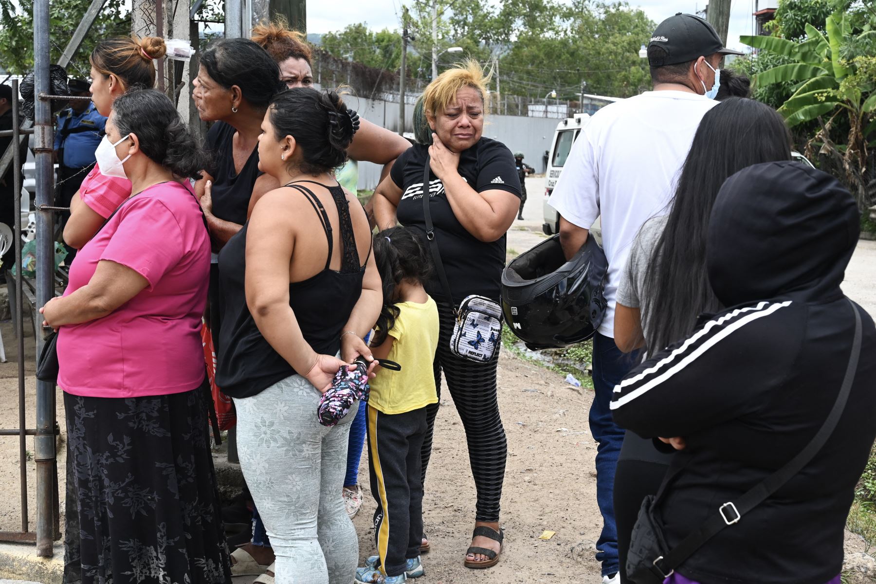 Familiares de reclusas de la prisión del Centro de Adaptación Social de la Mujer (CEFAS) se reúnen fuera del centro de detención después de un incendio luego de una pelea entre reclusas en Tamara, a unos 25 km de Tegucigalpa, Honduras, el 20 de junio de 2023. Enfrentamientos entre pandillas rivales en una prisión de mujeres en Honduras dejó al menos 41 muertos el martes, dijo la policía a la AFP. Los hechos de violencia tuvieron lugar en una prisión a unos 25 kilómetros (unas 15 millas) al norte de la capit