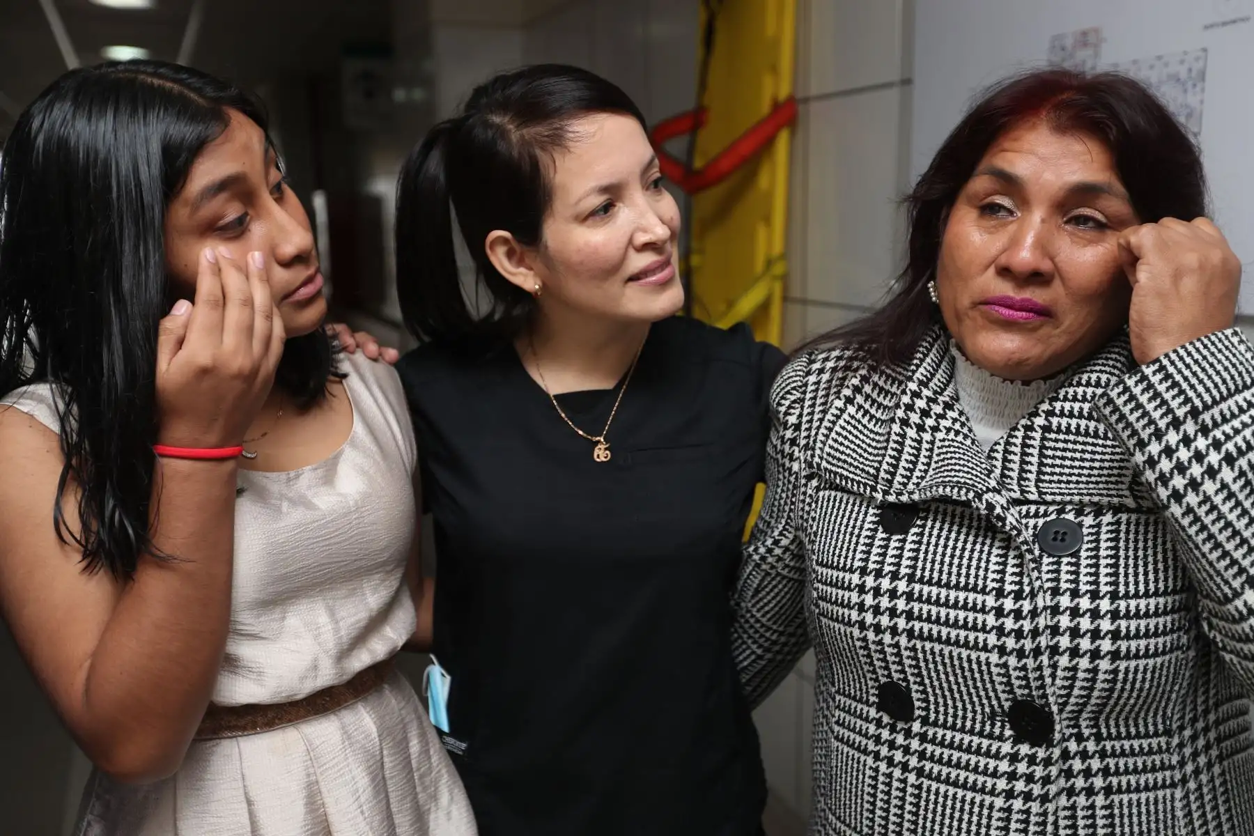 Camila Lisbeth Ancajima Damian es originaria de Chiclayo, y en el año 2016 fue sometida a una operación de trasplante de médula ósea en el INSN San Borja, cuya donante fue su propia madre, Susana Damián Carrillo. Hoy, a sus 16 años, se encuentra mejor de salud y continuando sus estudios de educación secundaria. Foto: ANDINA/Daniel Bracamonte