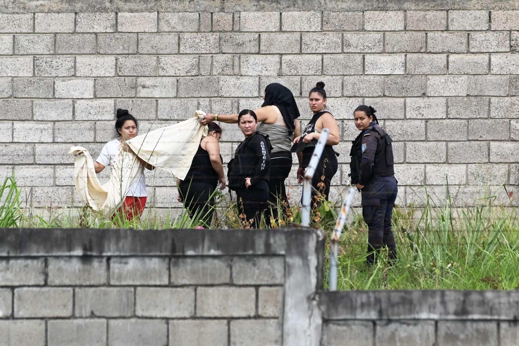 Los guardias penitenciarios custodian a las reclusas del Centro de Mujeres para la Adaptación Social (CEFAS) después de un incendio luego de una pelea entre reclusas en Tamara, a unos 25 km de Tegucigalpa, Honduras, el 20 de junio de 2023. Los enfrentamientos entre bandas rivales en una prisión de mujeres en Honduras dejaron en al menos 41 personas muertas el martes, dijo la policía a la AFP. Los hechos de violencia tuvieron lugar en una prisión a unos 25 kilómetros (unas 15 millas) al norte de la capital,