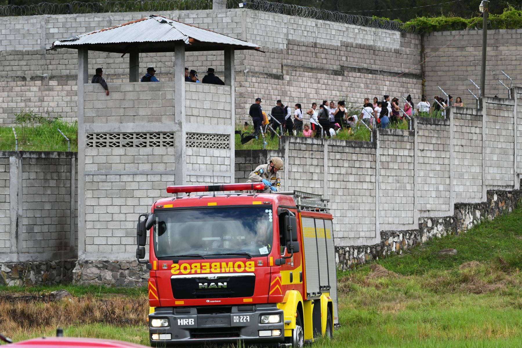 Los guardias penitenciarios custodian a las reclusas del Centro de Mujeres para la Adaptación Social (CEFAS) después de un incendio luego de una pelea entre reclusas en Tamara, a unos 25 km de Tegucigalpa, Honduras, el 20 de junio de 2023. Los enfrentamientos entre bandas rivales en una prisión de mujeres en Honduras dejaron en al menos 41 personas muertas el martes, dijo la policía a la AFP. Los hechos de violencia tuvieron lugar en una prisión a unos 25 kilómetros (unas 15 millas) al norte de la capital,