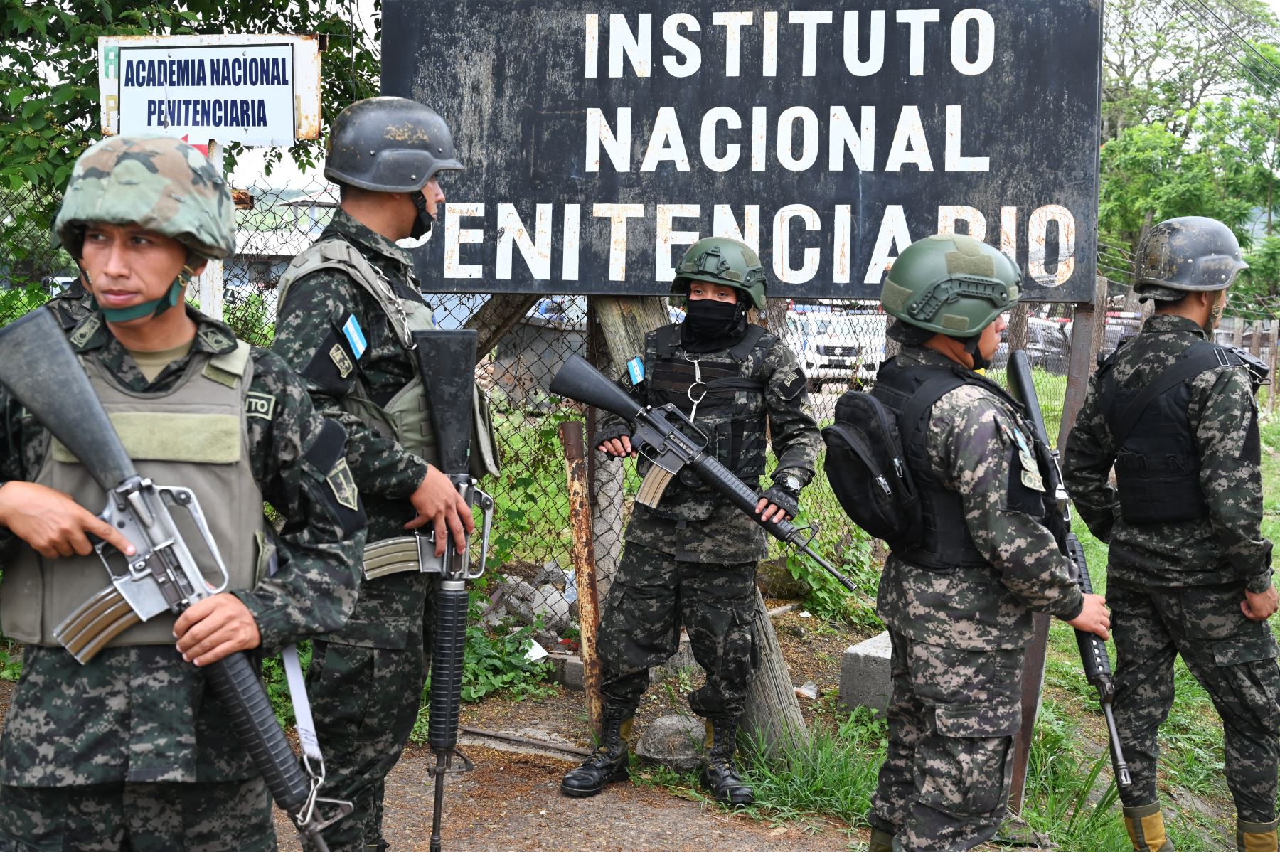 Soldados hondureños custodian las instalaciones de la prisión del Centro de Adaptación Social de la Mujer (CEFAS) después de un incendio luego de una pelea entre reclusas en Tamara, a unos 25 km de Tegucigalpa, Honduras, el 20 de junio de 2023. Los enfrentamientos entre bandas rivales en una prisión de mujeres en Honduras dejaron al menos 41 personas muertas el martes, dijo la policía a la AFP. Los hechos de violencia tuvieron lugar en una prisión a unos 25 kilómetros (unas 15 millas) al norte de la capital