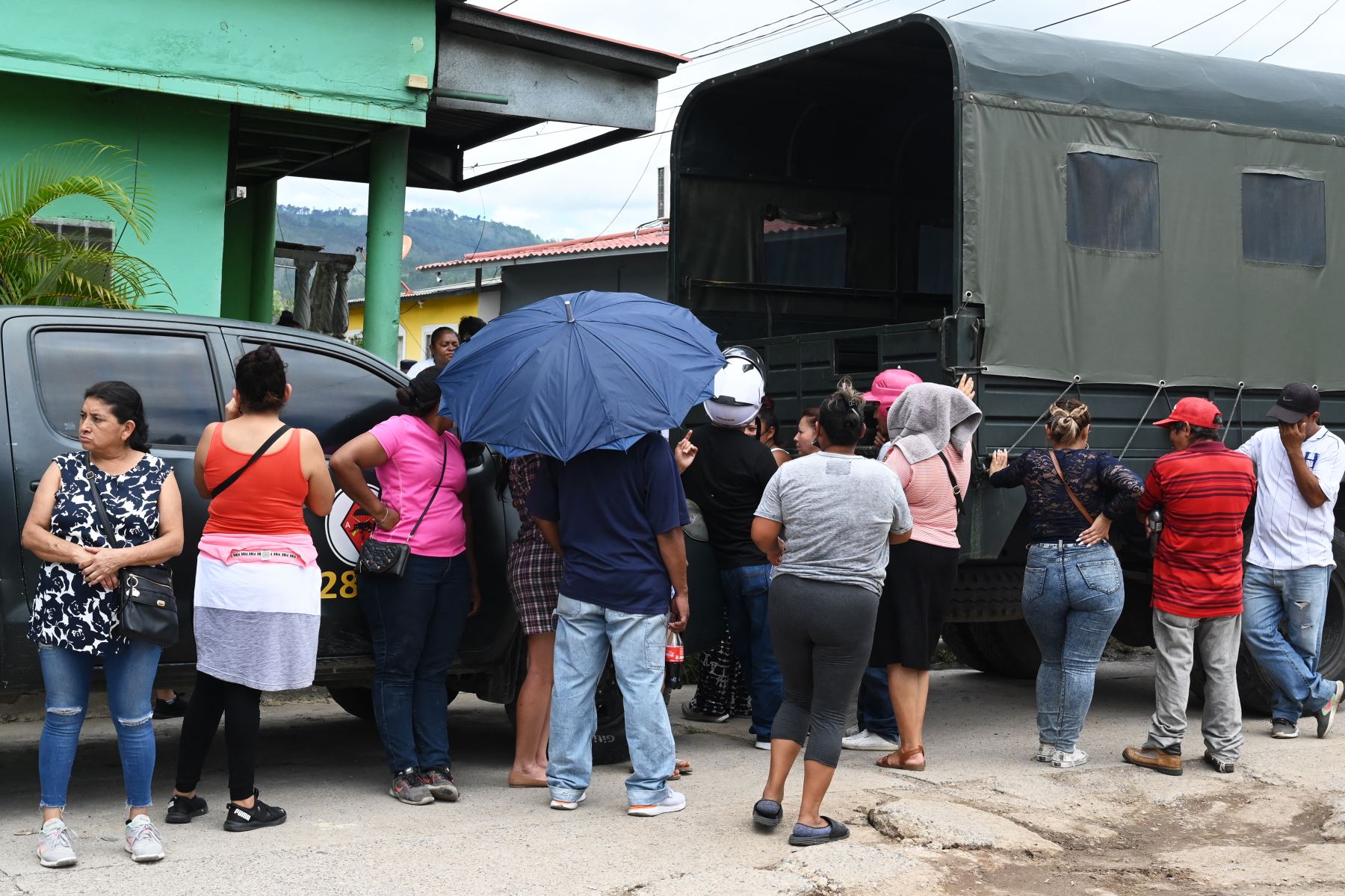 Familiares de reclusas de la prisión del Centro de Adaptación Social de la Mujer (CEFAS) se reúnen fuera del centro de detención después de un incendio luego de una pelea entre reclusas en Tamara, a unos 25 km de Tegucigalpa, Honduras, el 20 de junio de 2023. Enfrentamientos entre pandillas rivales en una prisión de mujeres en Honduras dejó al menos 41 muertos el martes, dijo la policía a la AFP. Los hechos de violencia tuvieron lugar en una prisión a unos 25 kilómetros (unas 15 millas) al norte de la capit