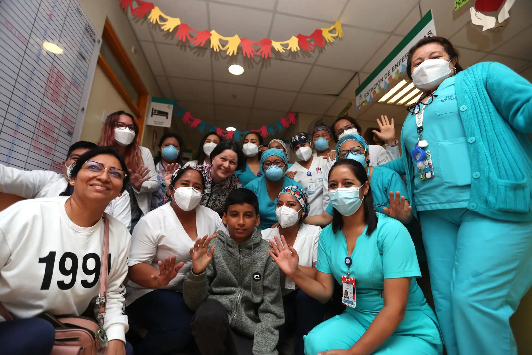 Nahum Zevallos Ipanaqué es oriundo de Piura, y hace 10 años ingresó al INSN San Borja para someterse a una operación debido a sus problemas cardíacos. Ahora a sus 12 años de edad se encuentra mucho más recuperado, y siempre con la compañía de su madre, Martha Ipanaqué Alayo. Foto: ANDINA/Daniel Bracamonte