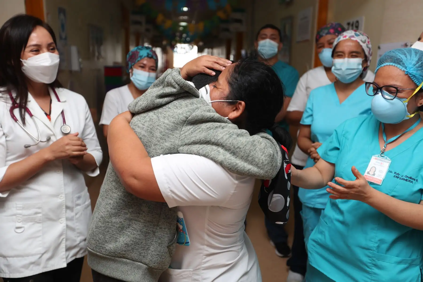 Nahum Zevallos Ipanaqué es oriundo de Piura, y hace 10 años ingresó al INSN San Borja para someterse a una operación debido a sus problemas cardíacos. Ahora a sus 12 años de edad se encuentra mucho más recuperado, y siempre con la compañía de su madre, Martha Ipanaqué Alayo. Foto: ANDINA/Daniel Bracamonte