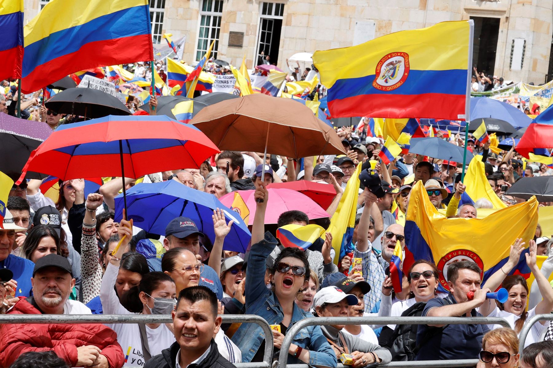 Multitudinarias marchas en Colombia contra las reformas propuestas por el gobierno del presidente Gustavo Petro. Foto: EFE