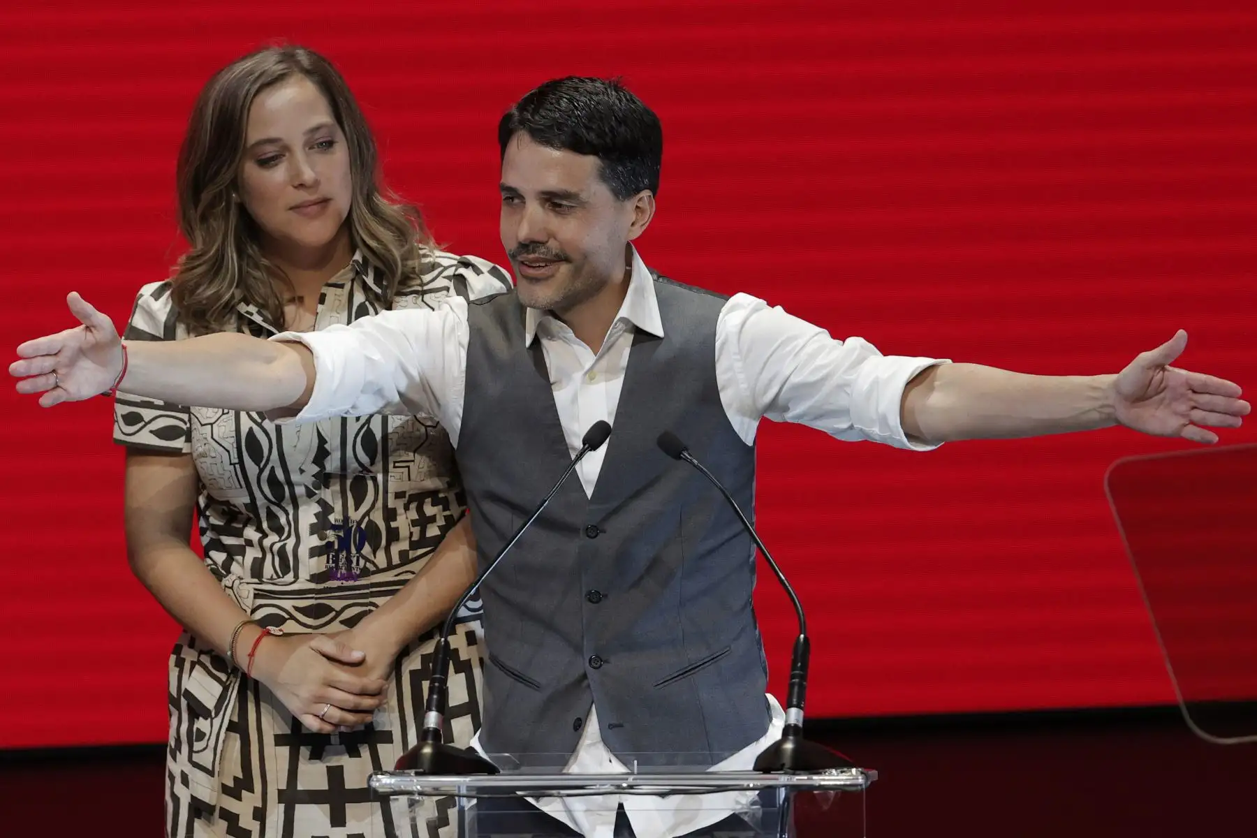 Los chefs del restaurante peruano "Central", Virgilio Martínez y Pía León, reciben el premio al mejor restaurante del mundo 2023, durante la gala  de los World