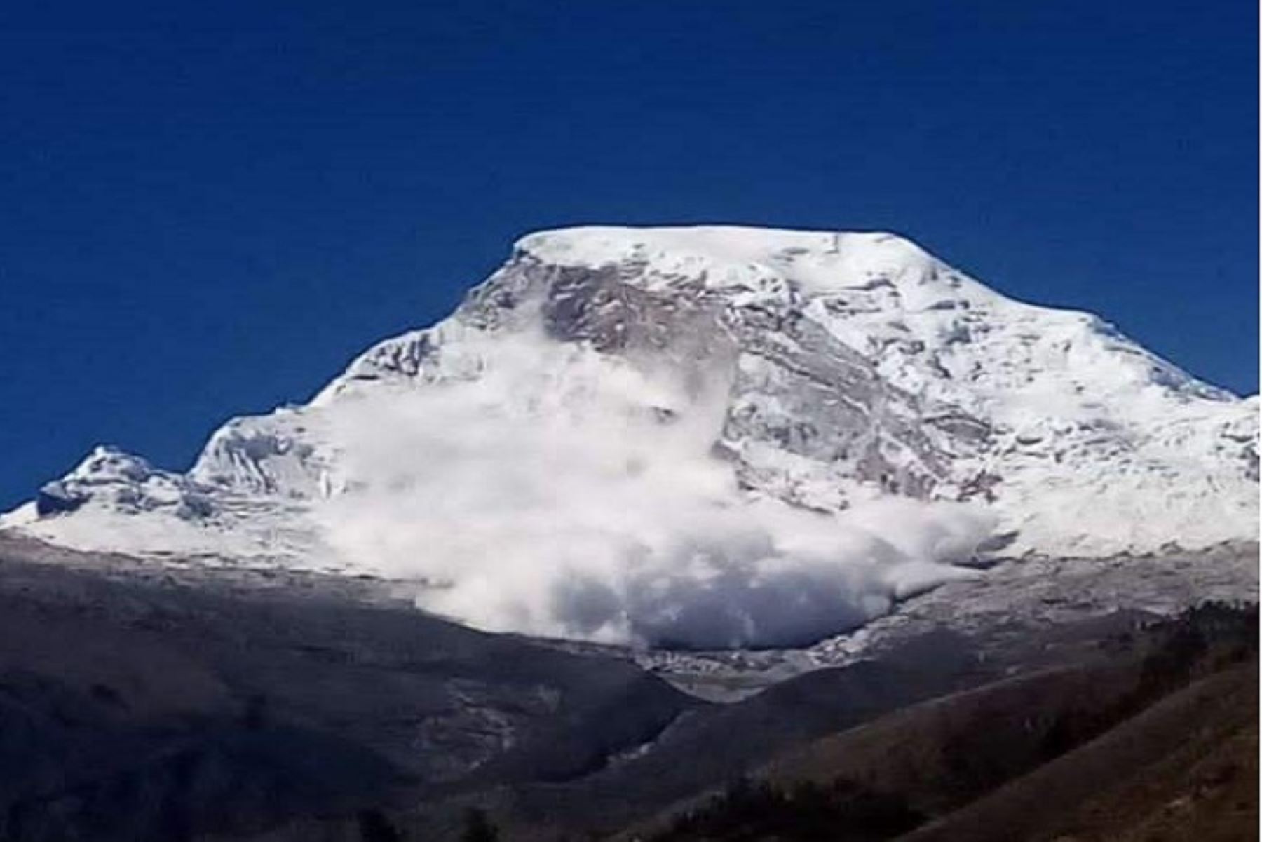 Se registraron dos desprendimientos, uno a las 12:50 horas, de masa glaciar (hielo y nieve) y otro a 14:30 que no ha llegado a la población.