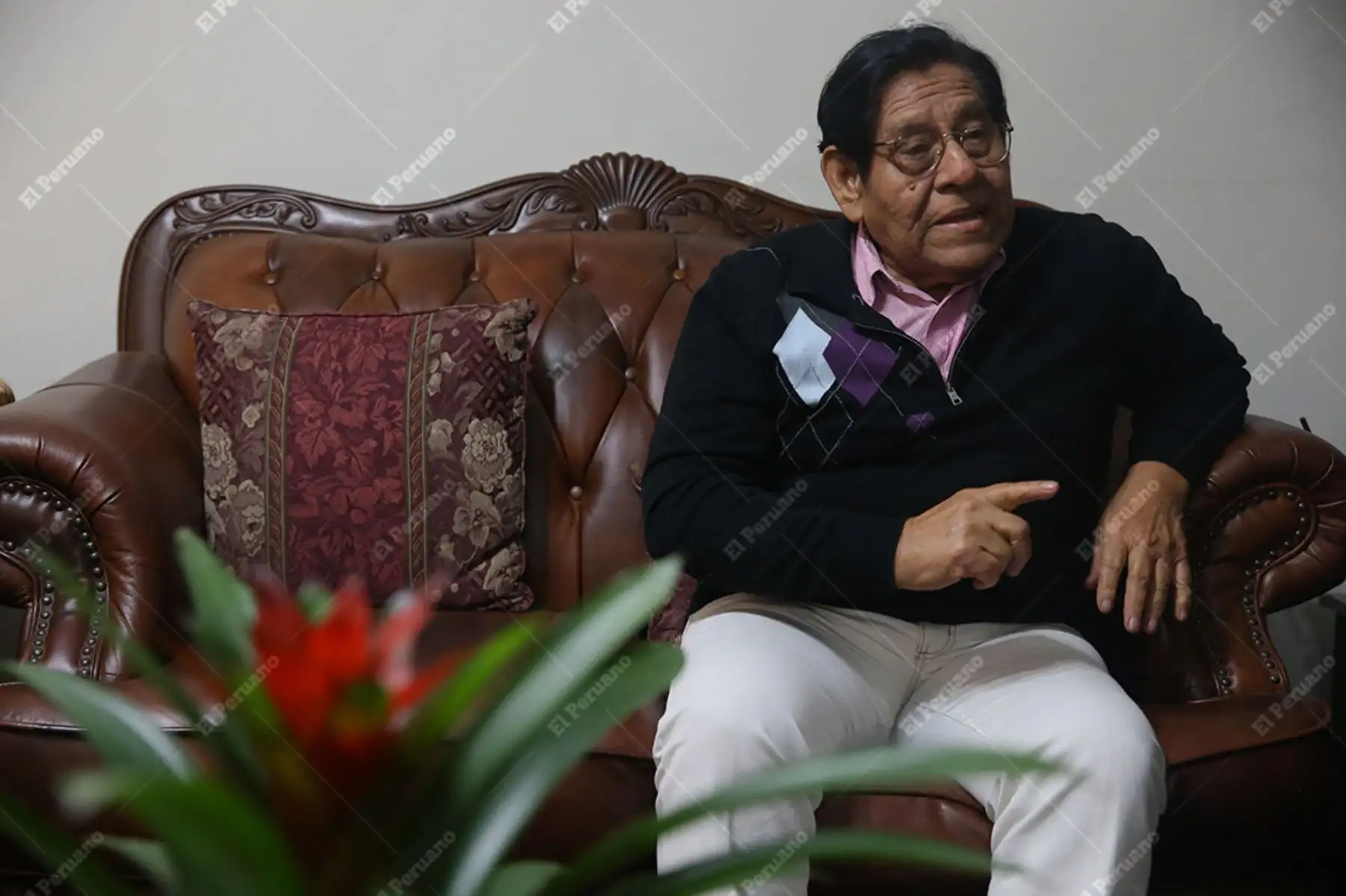 Lima - 26 enero 2016 / Entrevista al escritor Antonio Gálvez Ronceros, autor de Los  ermitaños y Monólogo desde las tinieblas. Foto: Diario Oficial El Peruano / Óscar Farje