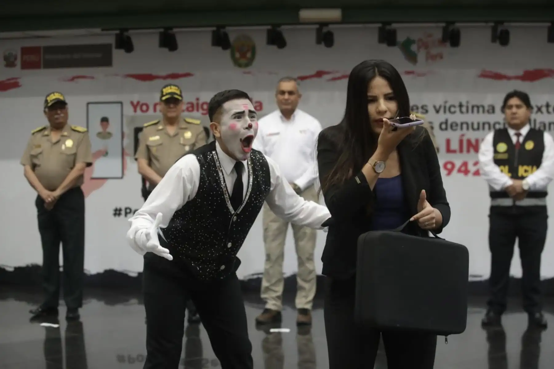 En el marco del fortalecimiento de las acciones de prevención, como parte del combate a la delincuencia y el crimen organizado, el Ministerio del Interior y la Policía Nacional del Perú lanzan la campaña “Yo no caigo en la extorsión, yo denuncio”, con el objetivo de sensibilizar a la ciudadanía sobre la importancia de tomar medidas preventivas frente al delito de extorsión. Foto: ANDINA/ Juan Carlos Guzman