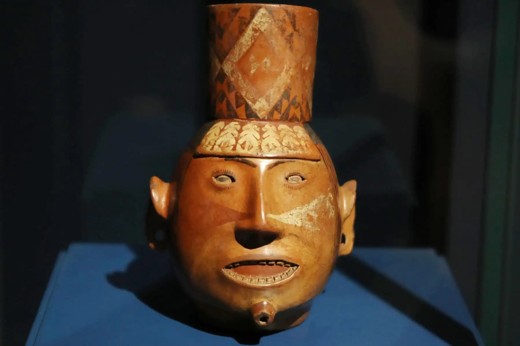 Fotografía de obras expuestas sobre los Incas, en el Museo de Arte de Lima (Perú).  Una exposición que muestra 250 piezas que van más allá de la imagen de guerreros y se adentra en la vida cotidiana de los Incas para descubrir de manera más profunda y alejada de estereotipos esta civilización que forma parte de la identidad peruana. 
Foto: EFE