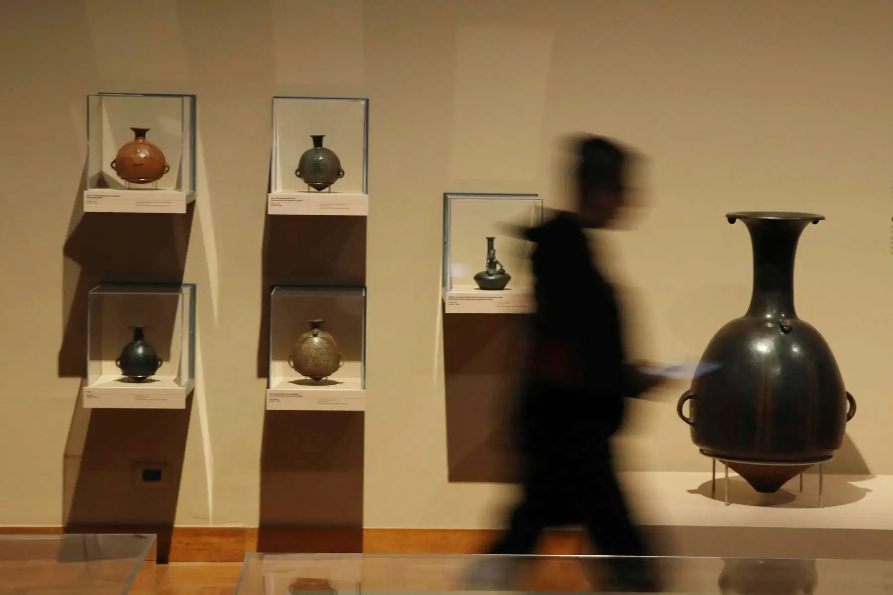 Fotografía de obras expuestas sobre los Incas, en el Museo de Arte de Lima (Perú).  Una exposición que muestra 250 piezas que van más allá de la imagen de guerreros y se adentra en la vida cotidiana de los Incas para descubrir de manera más profunda y alejada de estereotipos esta civilización que forma parte de la identidad peruana. 
Foto: EFE