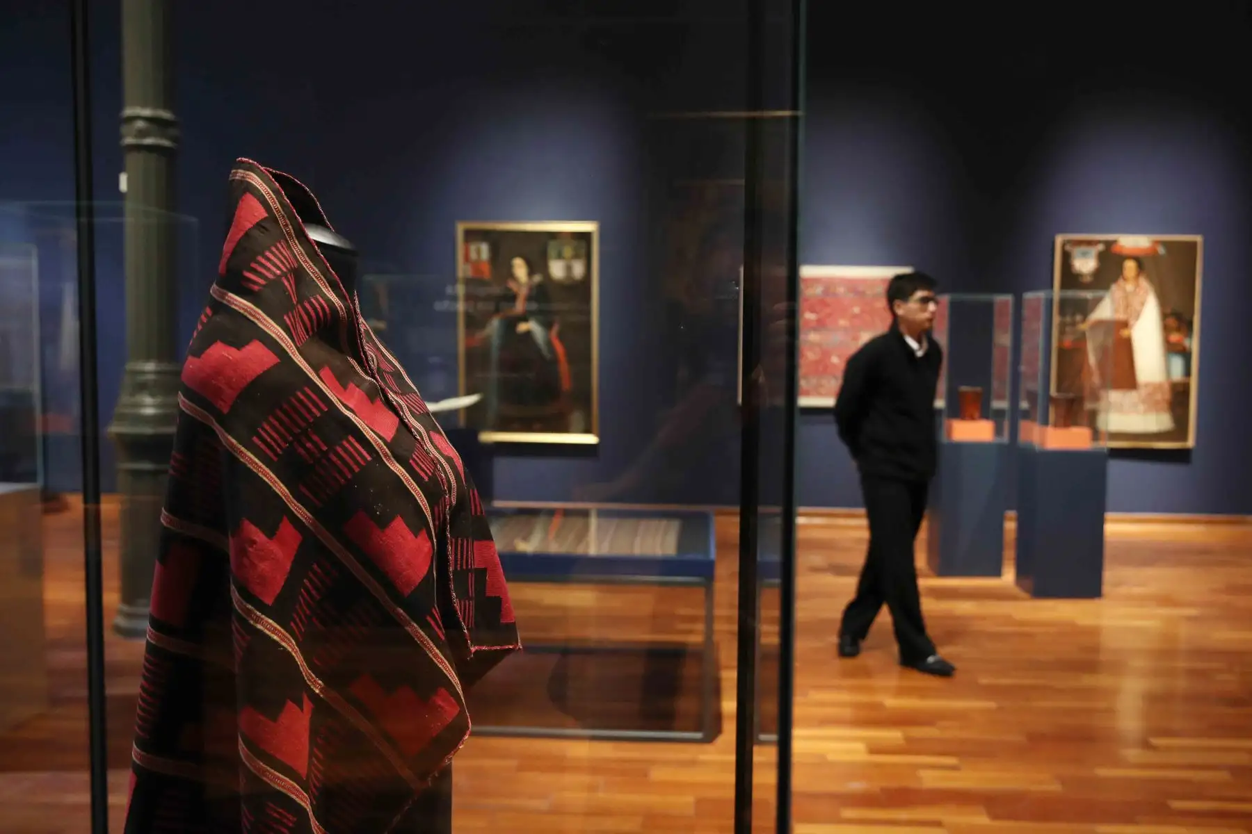 Fotografía de obras expuestas sobre los Incas, en el Museo de Arte de Lima (Perú).  Una exposición que muestra 250 piezas que van más allá de la imagen de guerreros y se adentra en la vida cotidiana de los Incas para descubrir de manera más profunda y alejada de estereotipos esta civilización que forma parte de la identidad peruana. 
Foto: EFE